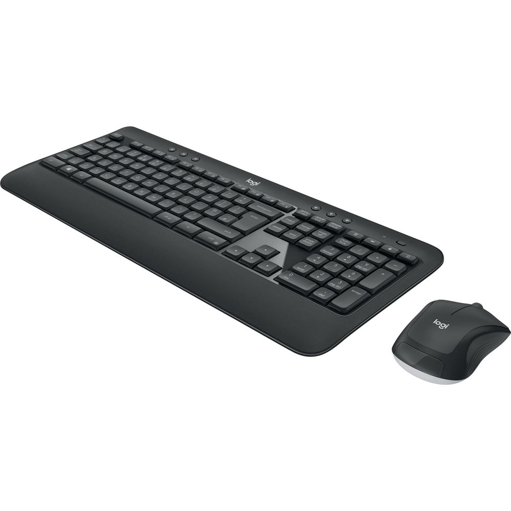 Teclado y ratón Logitech negros sobre fondo blanco.