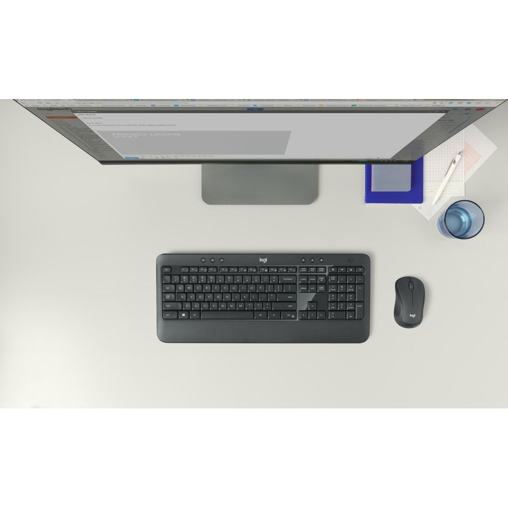 Un teclado y ratón Logitech negros sobre un escritorio gris claro.