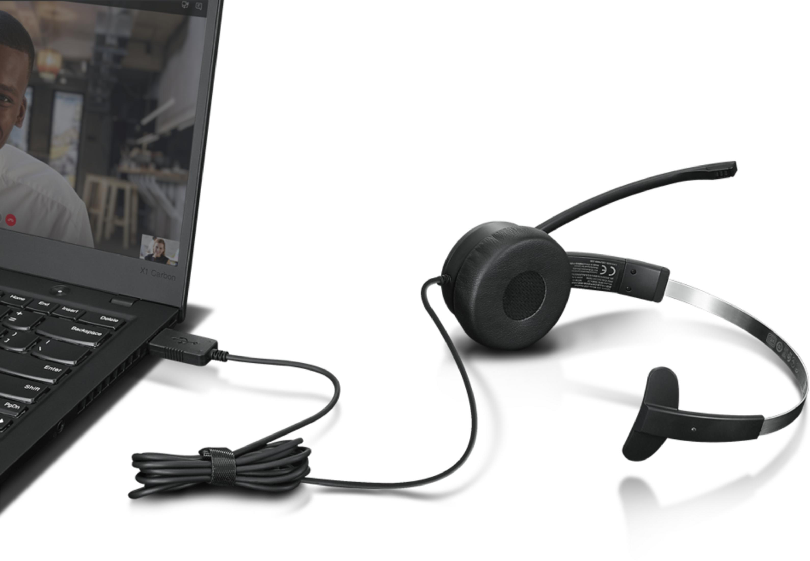 Laptop podłączony do zestawu słuchawkowego przez USB. Widoczna jest rozmowa wideo.