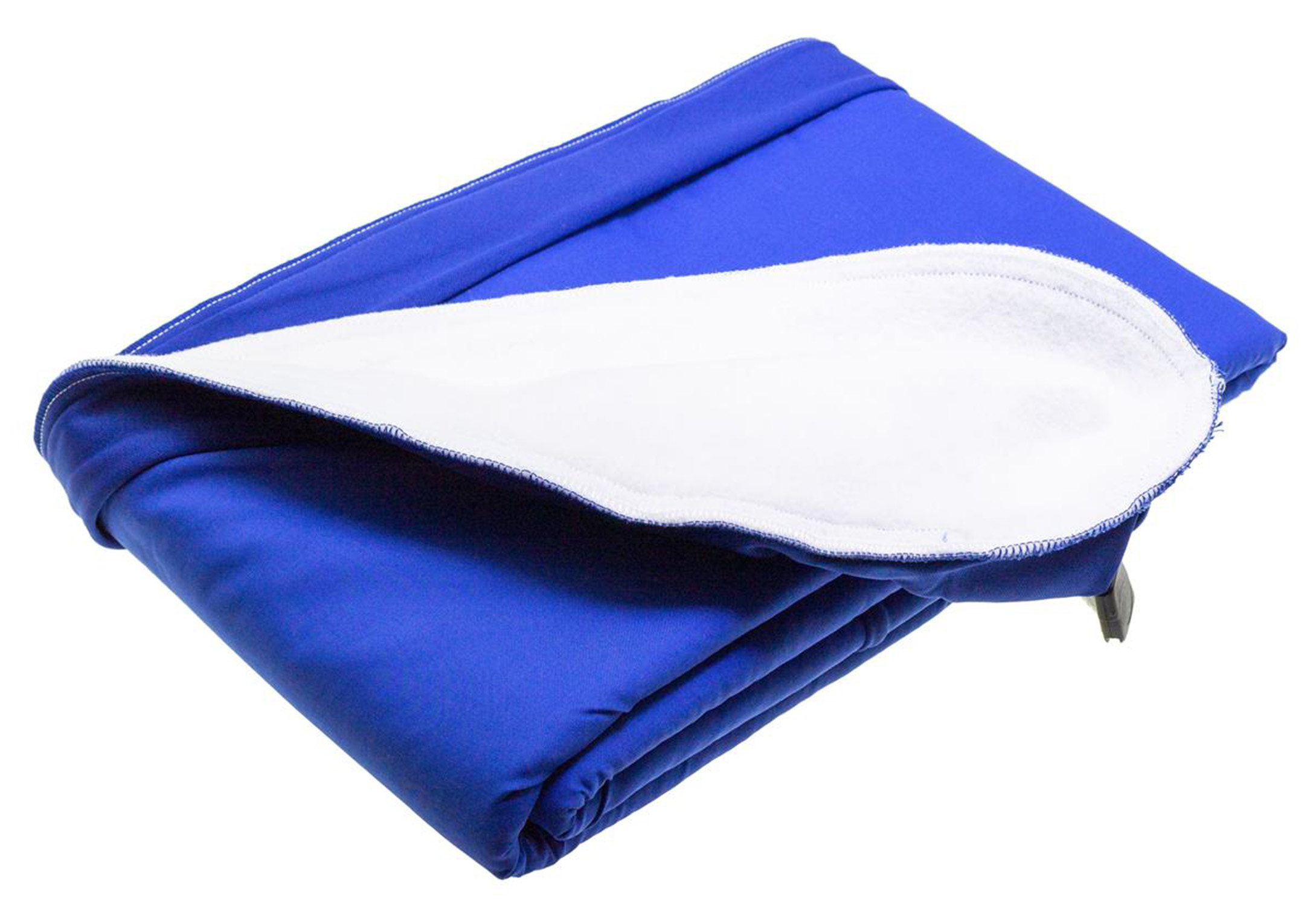 Ein blauer Stoff mit weißer Innenseite, zusammengelegt auf weißem Hintergrund.