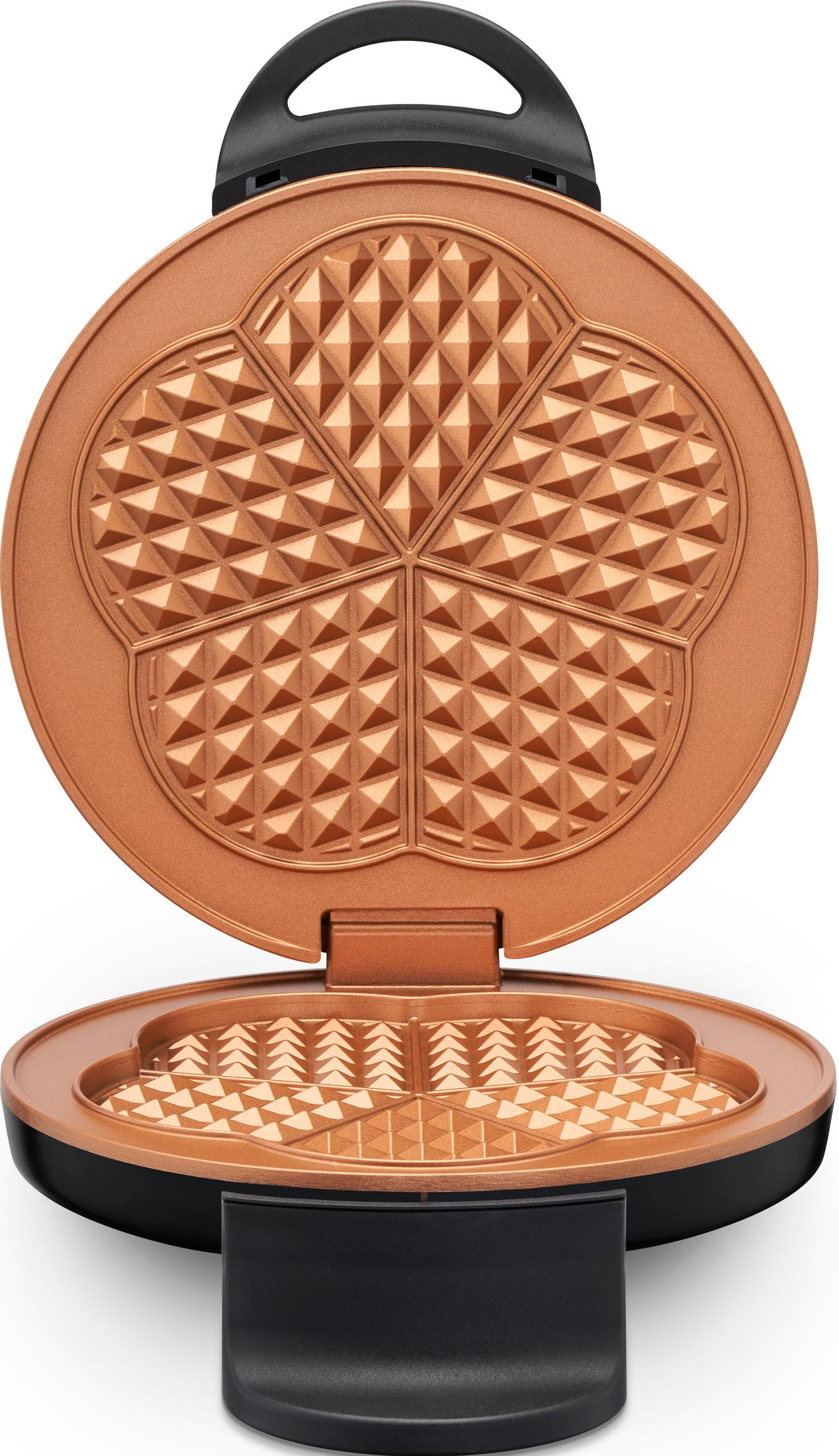 Eine offene Kupfer-Waffelform mit Herzform und schwarzem Griff.