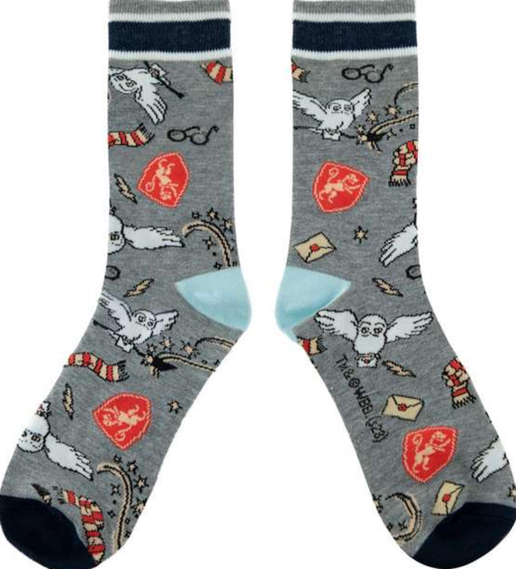 Graue Harry Potter Socken mit Eulen, Brillen, Schals, Briefen und Wappen.