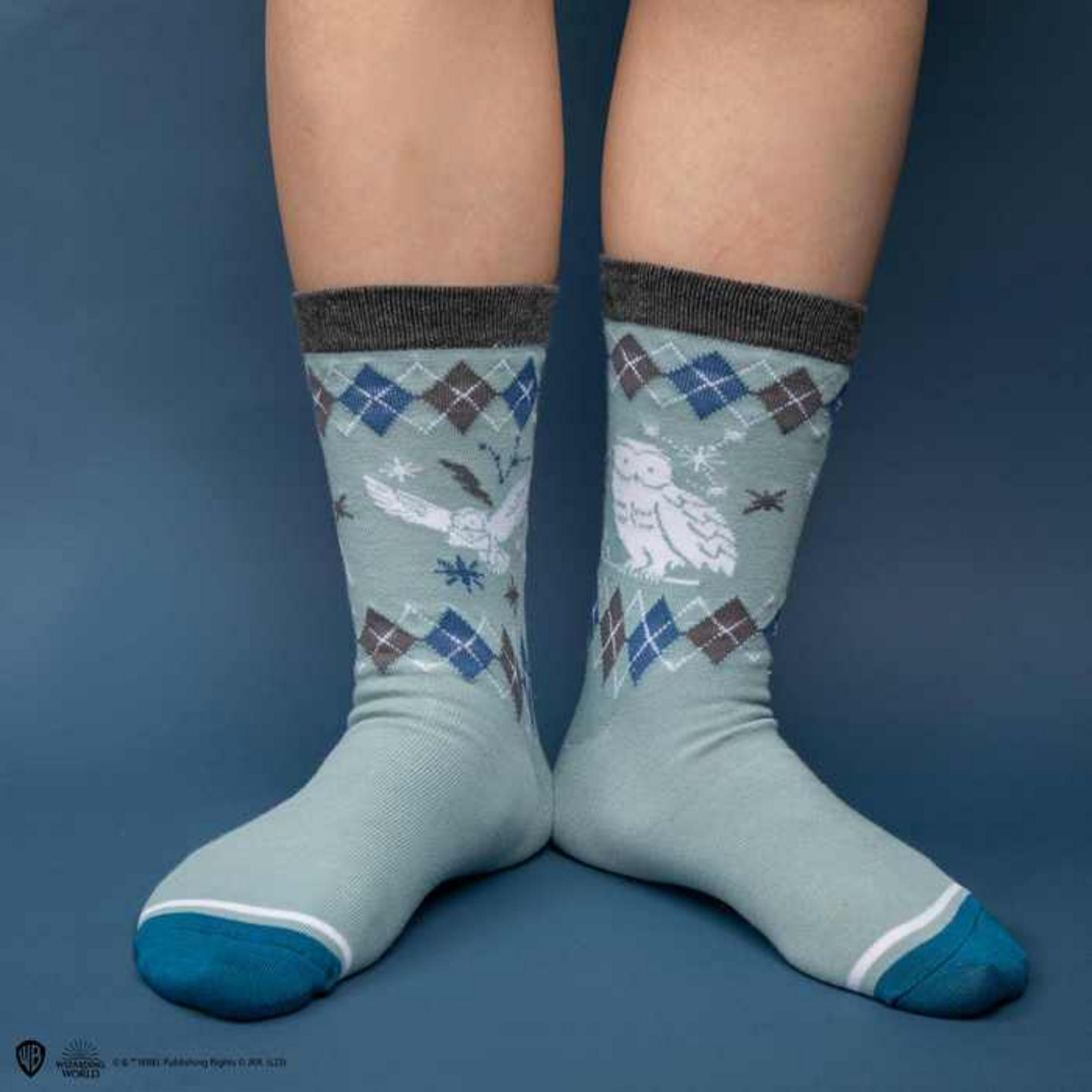 Hellblaue Socken mit Argyle-Muster, Eulen und Sternen.