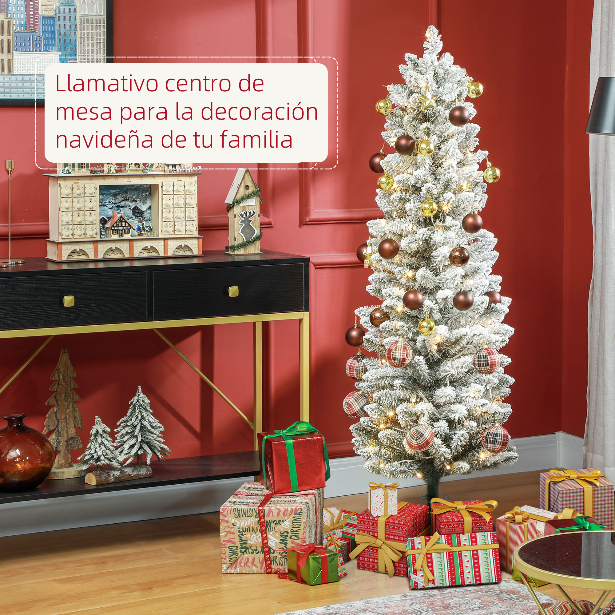 Un árbol de Navidad nevado con adornos y regalos frente a una pared roja.