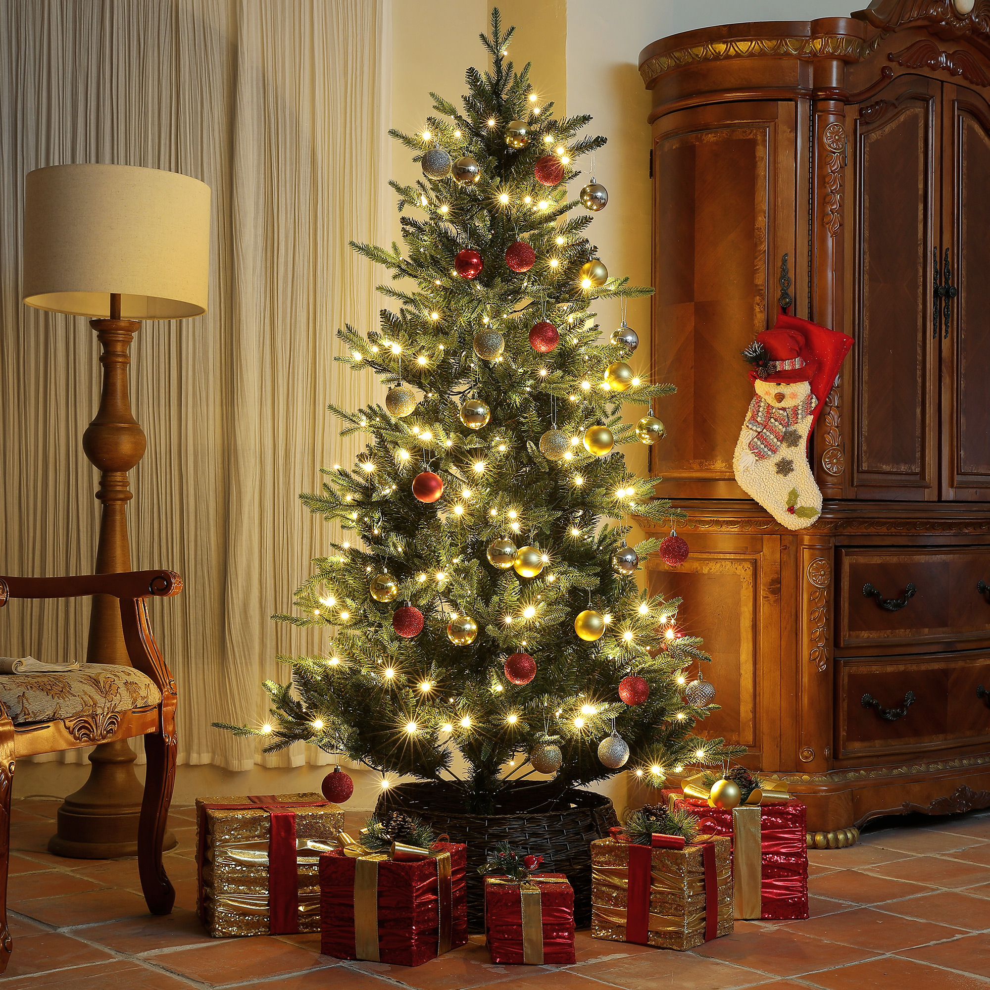Un árbol de Navidad decorado con luces y regalos.
