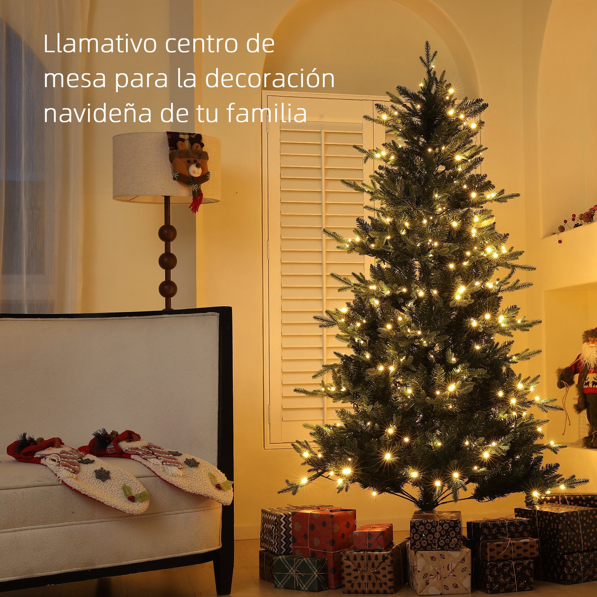 Un árbol de Navidad iluminado junto a regalos y decoración.