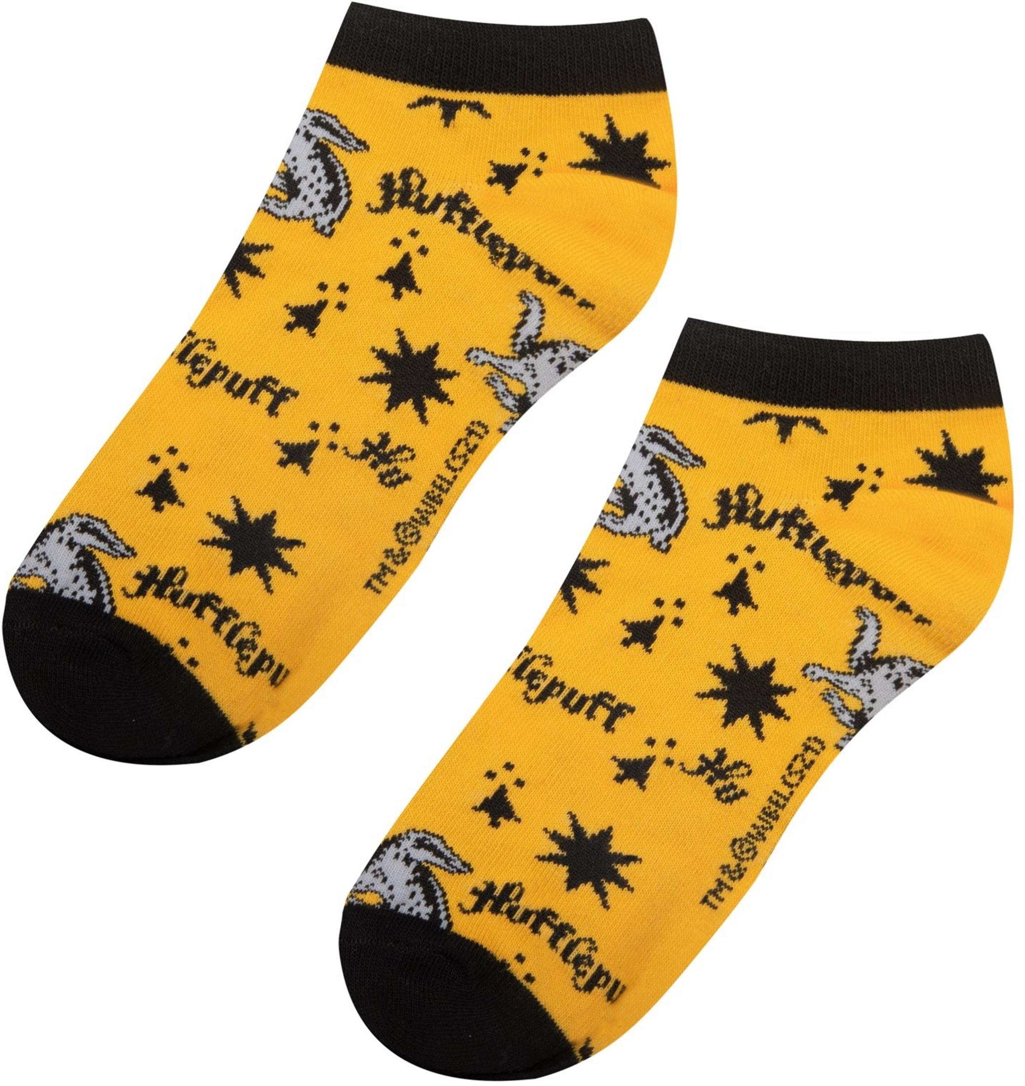 Gelbe Socken mit schwarzem Aufdruck von Hufflepuff-Symbolen und Schriftzug.