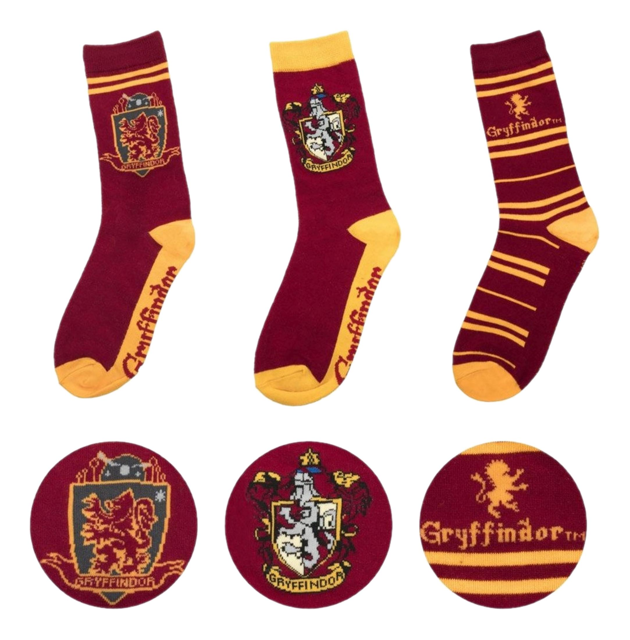 Drei Paar dunkelrote Socken mit gelben Akzenten und Gryffindor-Aufdruck.