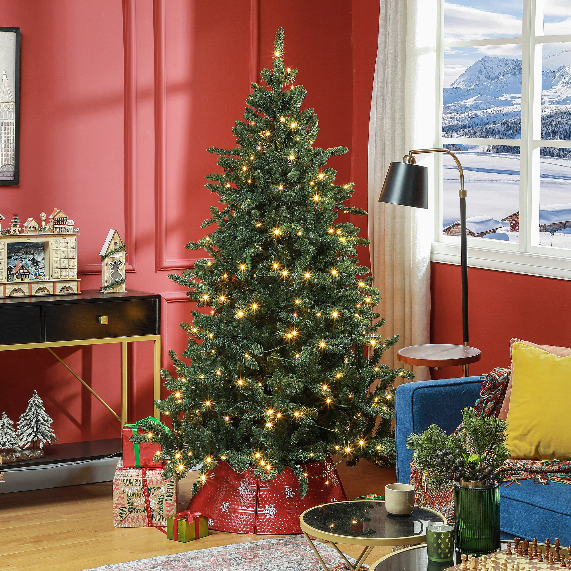 Un árbol de Navidad iluminado en una habitación roja con regalos y vista invernal.