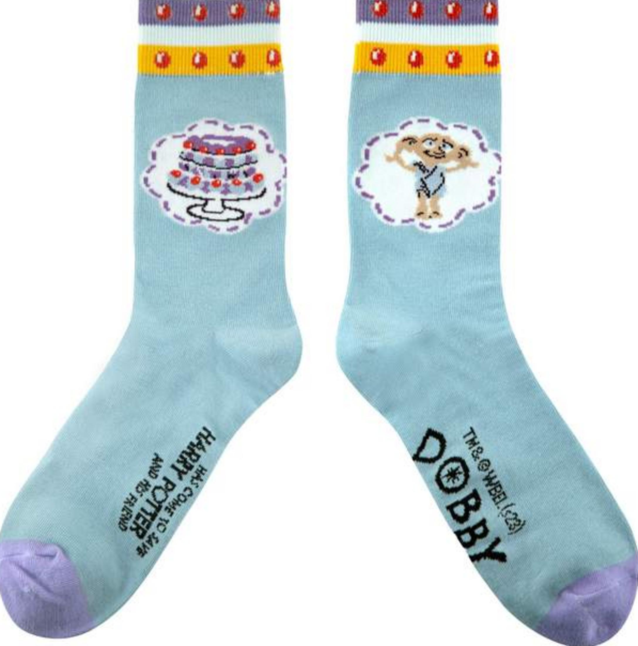 Calcetines azules con diseños de pastel y Dobby. Puntas y puños morados.
