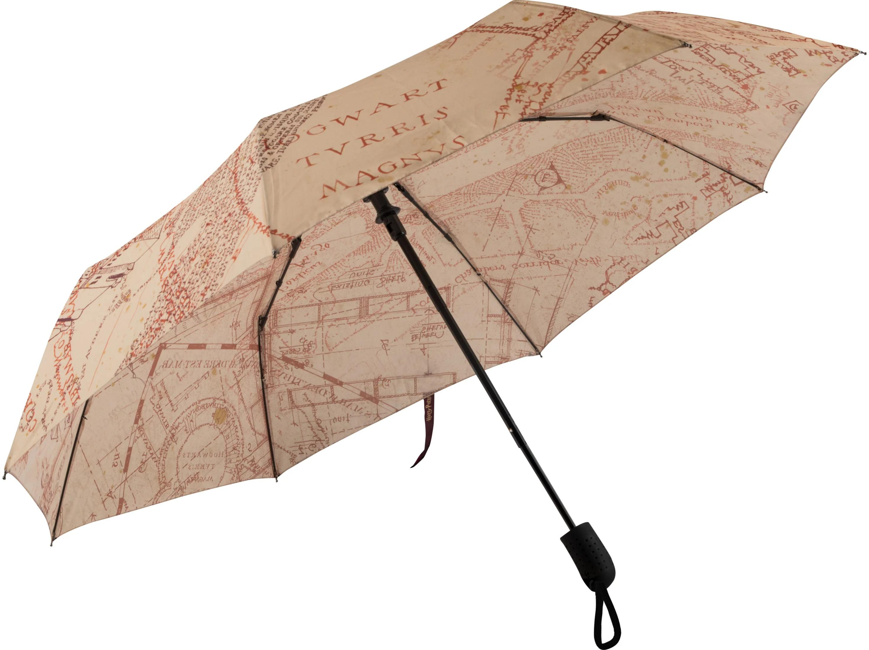 Ein geöffneter Regenschirm mit einer Karte von Hogwarts in Rot und Beige.