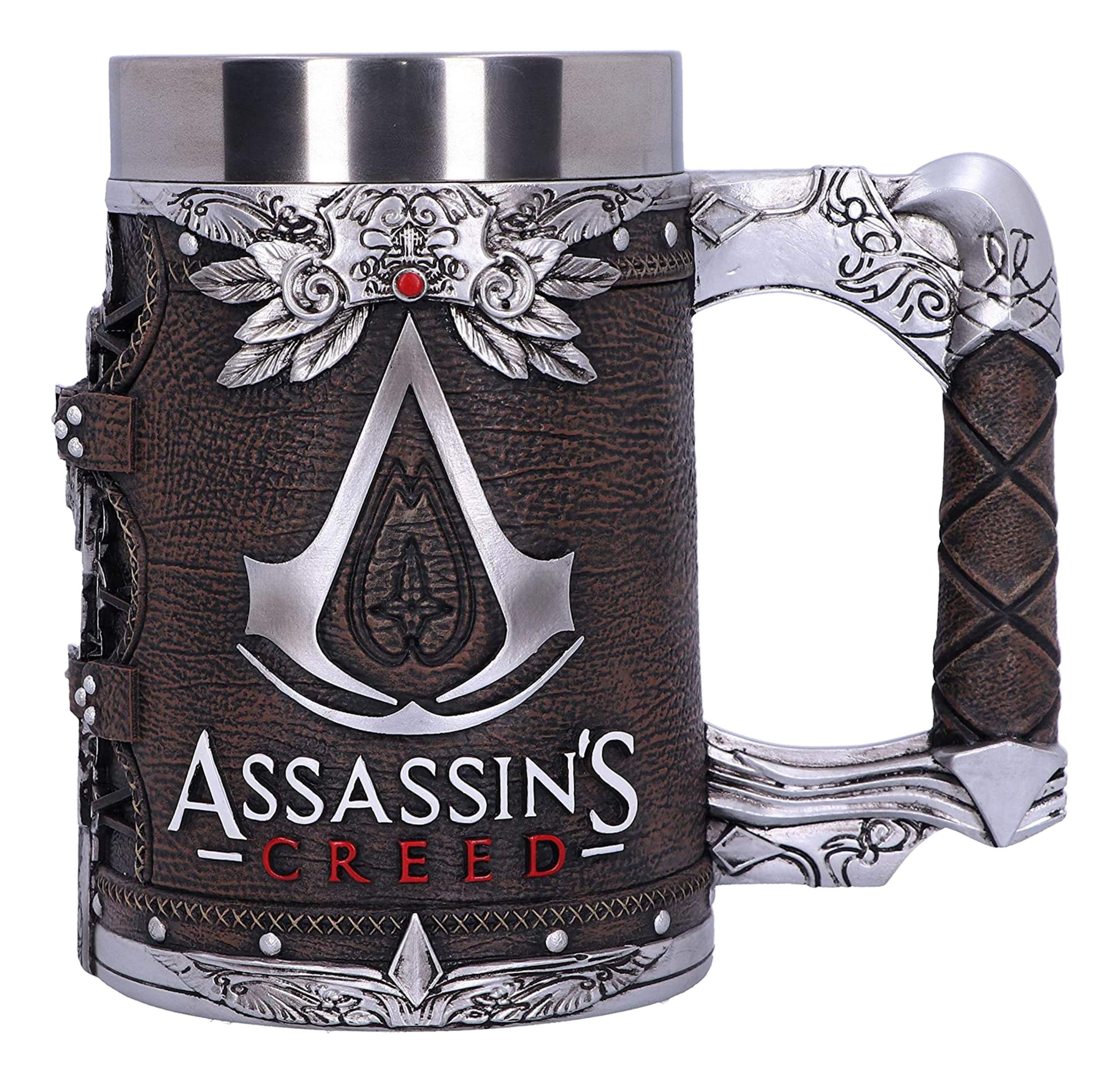 Ein brauner Bierkrug mit Assassins Creed-Logo und silbernen Verzierungen.
