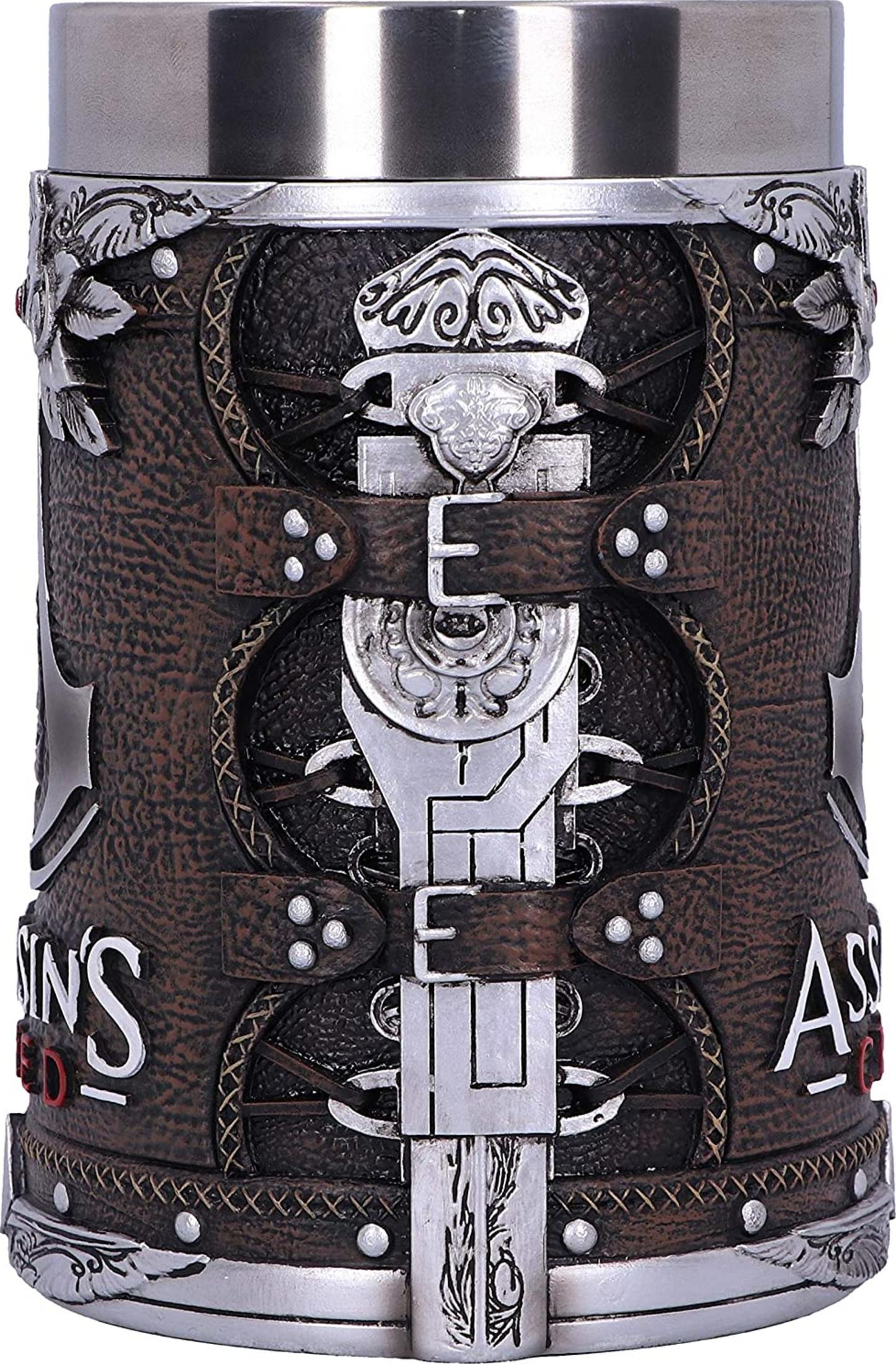 Brauner Becher mit silbernen Verzierungen und Lederriemen.