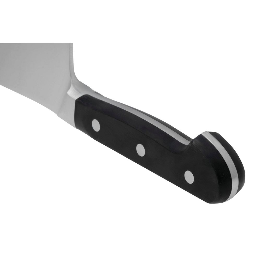 Zbliżenie na rękojeść noża z czarnym uchwytem, nitami i metalową krawędzią.