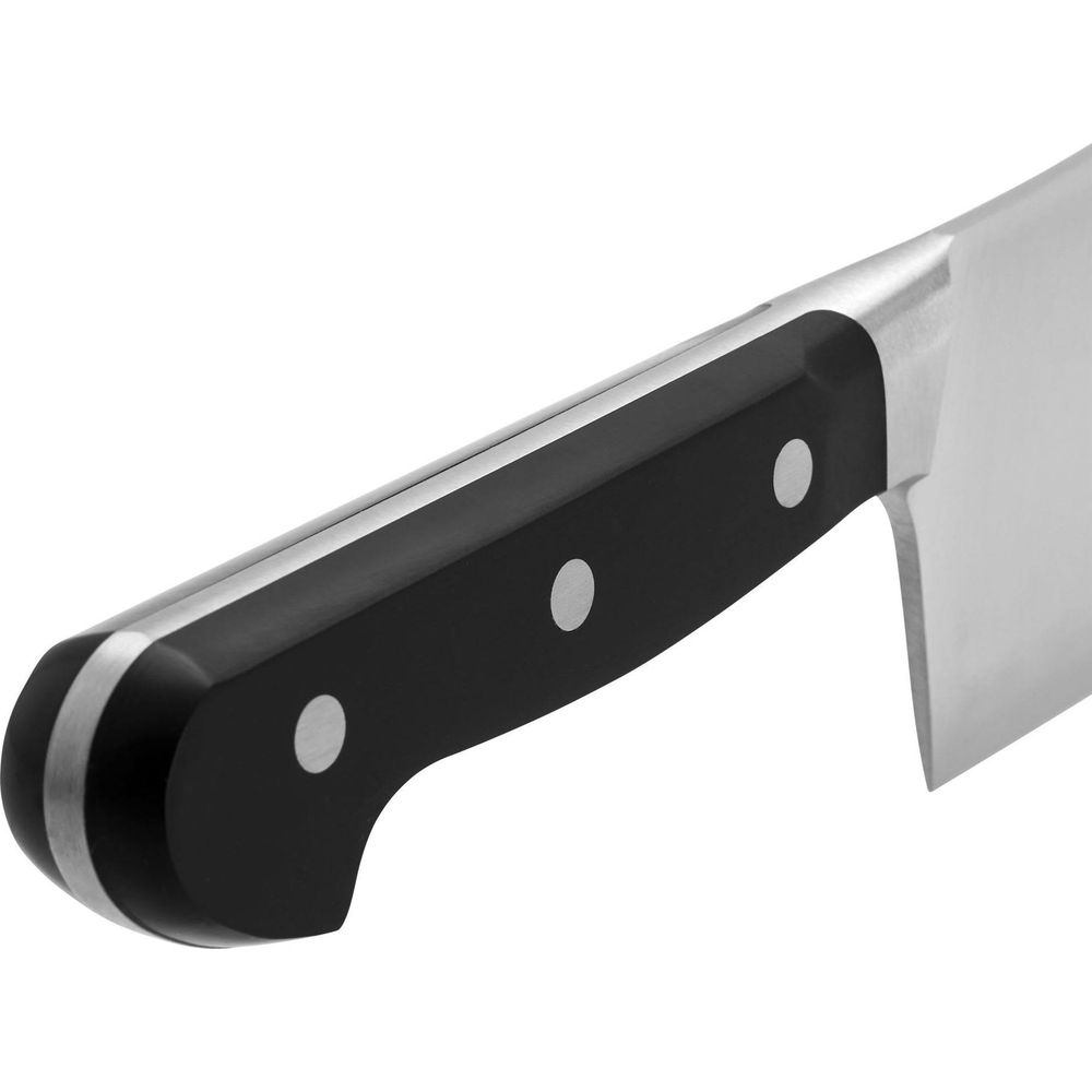 Zbliżenie noża kuchennego z czarną rączką i metalowym ostrzem.