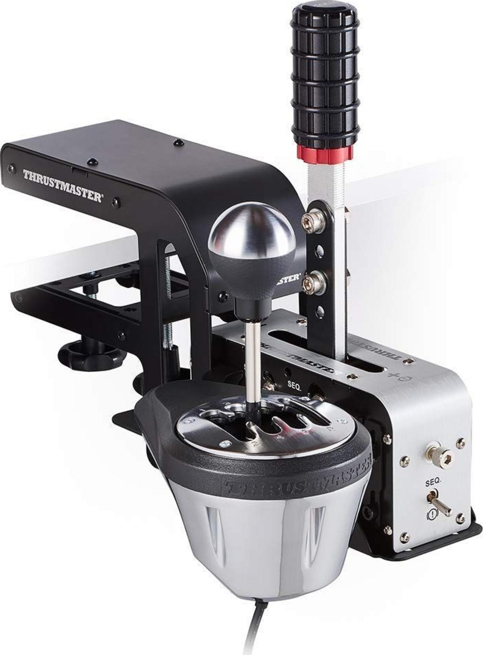 Ein Thrustmaster Rennspiel-Schalthebel mit einem silbernen Knauf und schwarzem Griff.