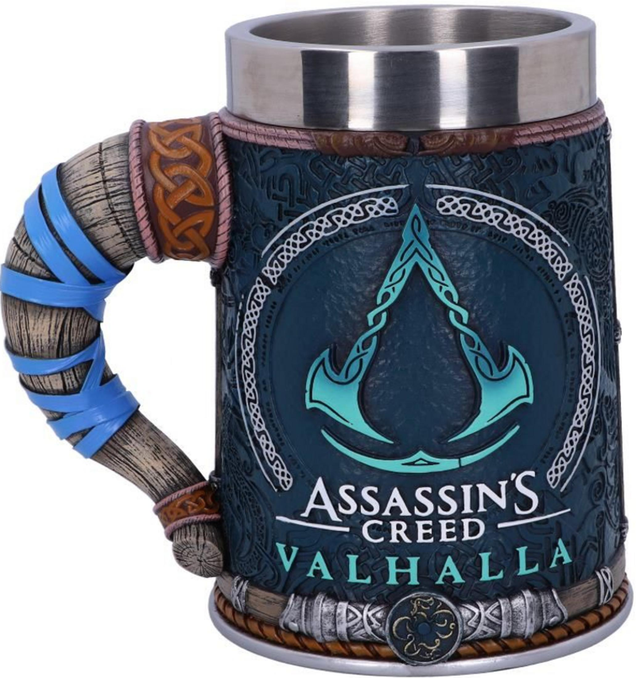 Ein blau-grüner Becher mit dem Assassins Creed Valhalla-Logo und Wikinger-Ornamenten.