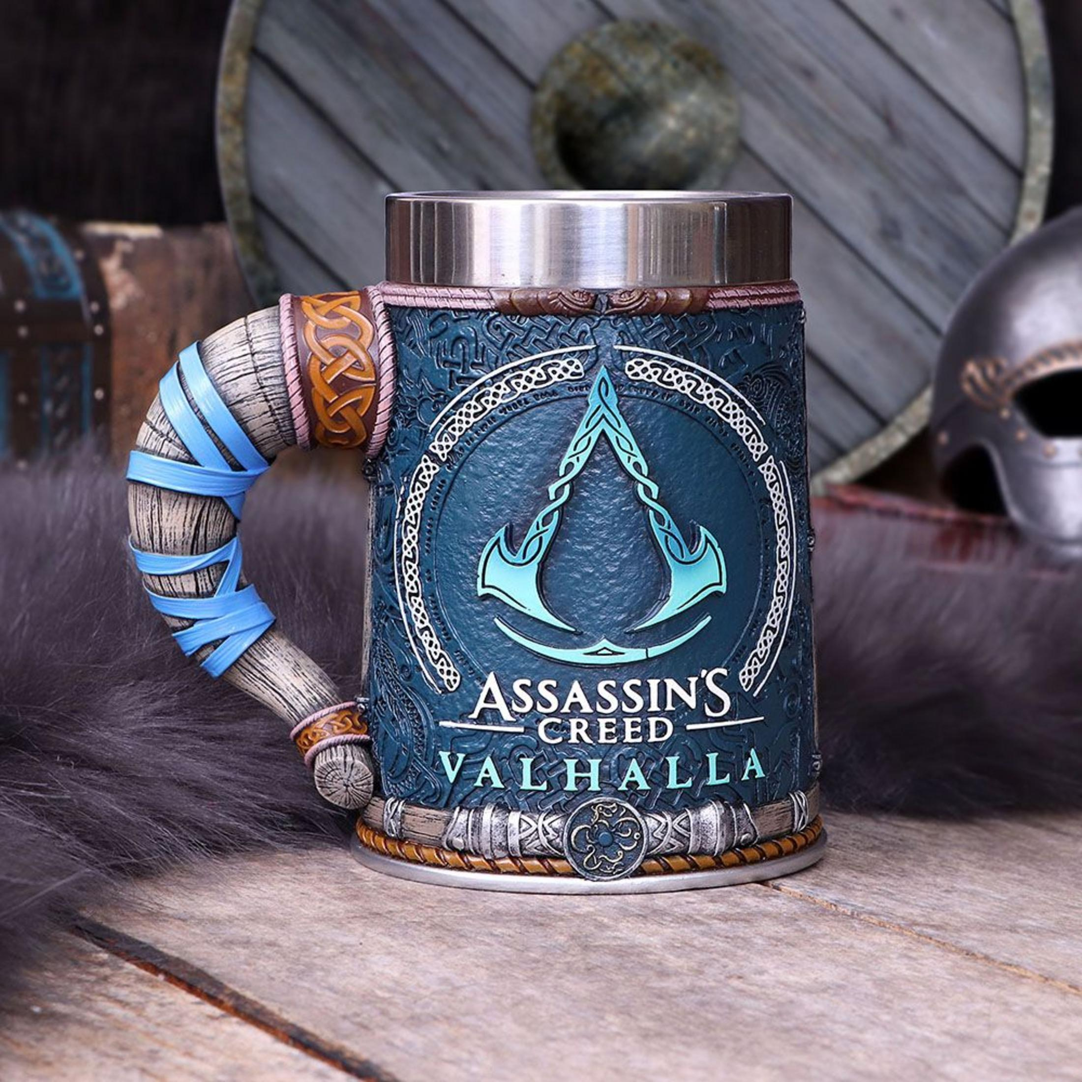 Ein Assassins Creed Valhalla Bierkrug mit Wikinger-Motiven und silbernem Rand.
