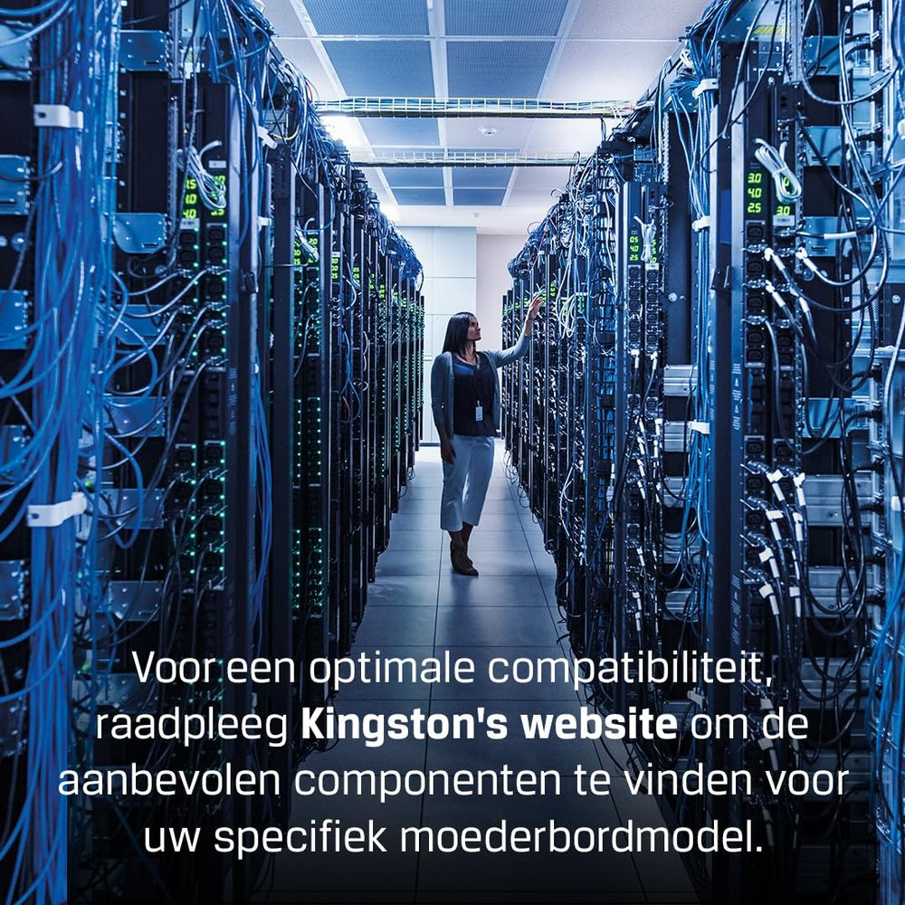 Kobieta stoi w serwerowni z wieloma szafami pełnymi migających świateł.