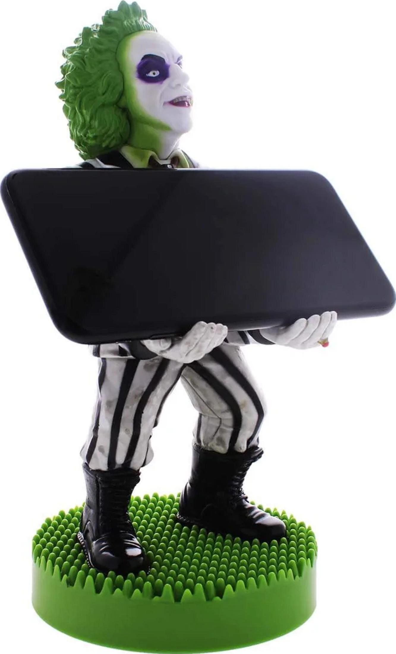 Figur mit grünen Haaren und Clown-Make-up hält ein schwarzes Tablet.
