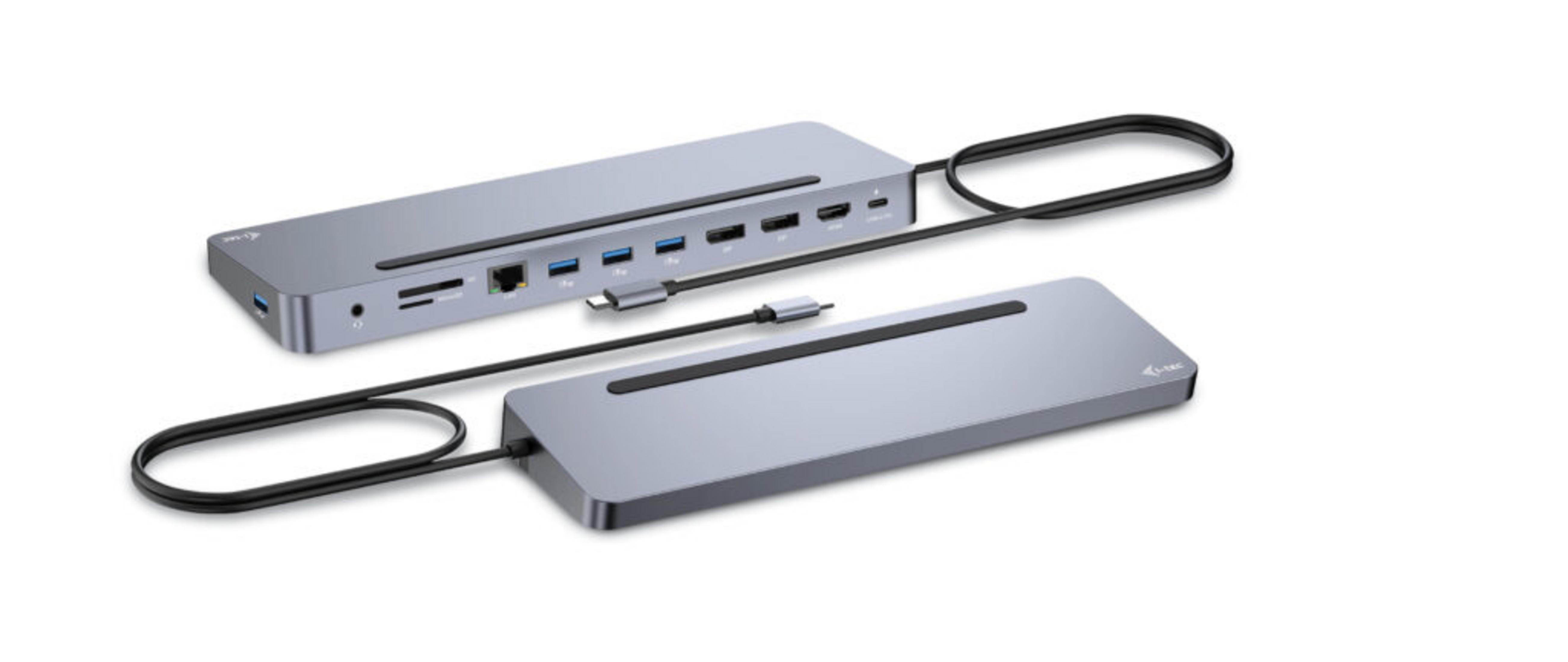 Twee grijze USB-C dockingstations met kabels en poorten op witte achtergrond.