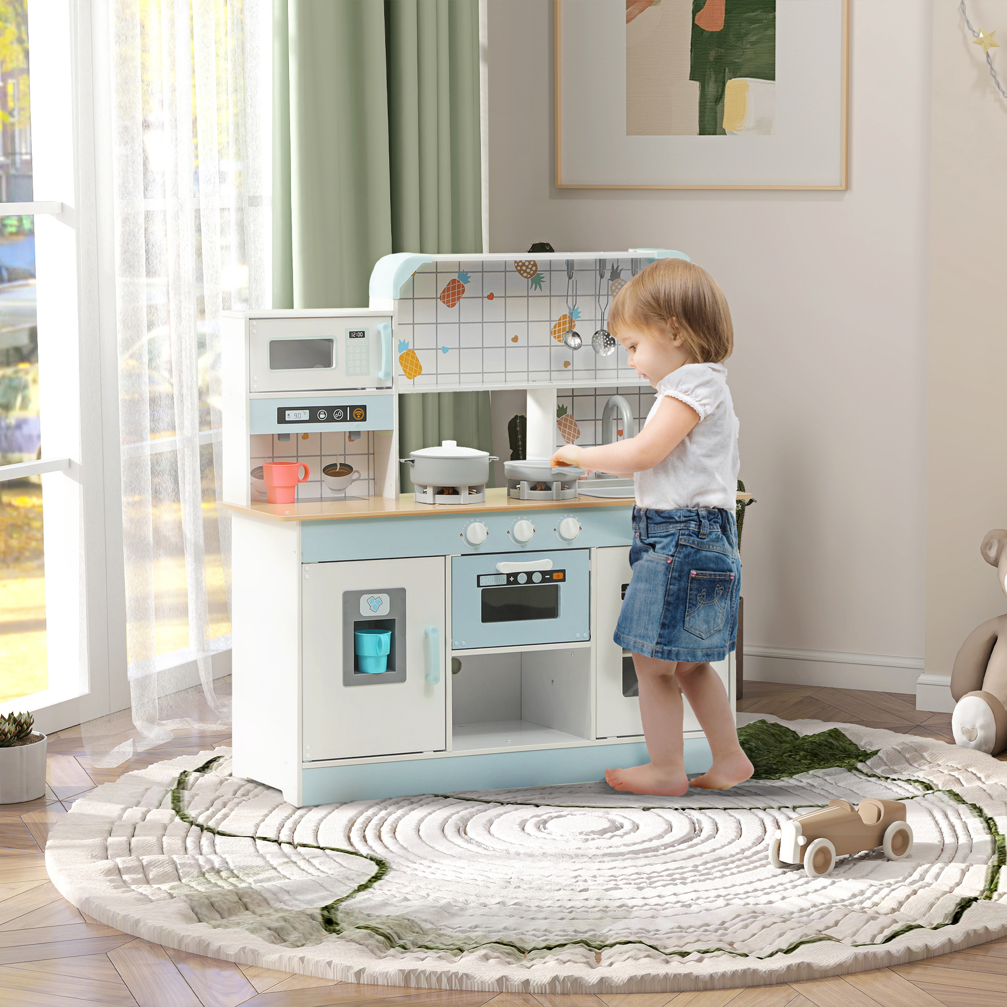 Una niña pequeña juega en una cocina de juguete. Un osito de peluche cerca.