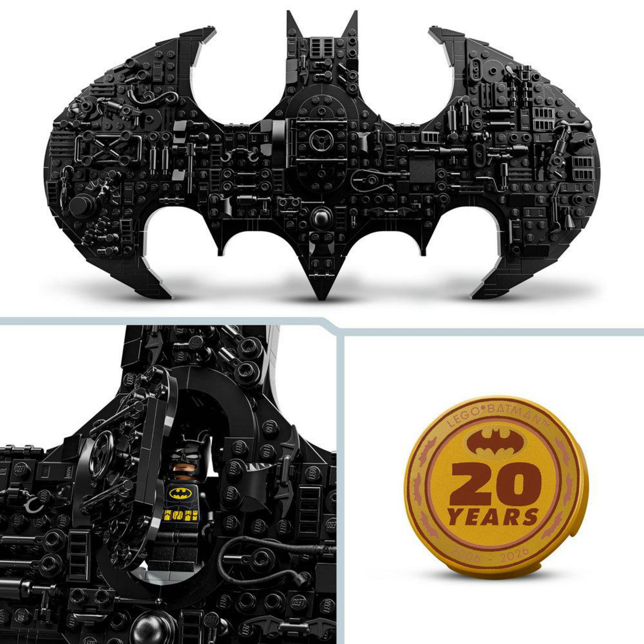 Küçük bir Batman figürü ve 20. yıl madalyonu ile detaylı siyah Lego Batman sembolü.