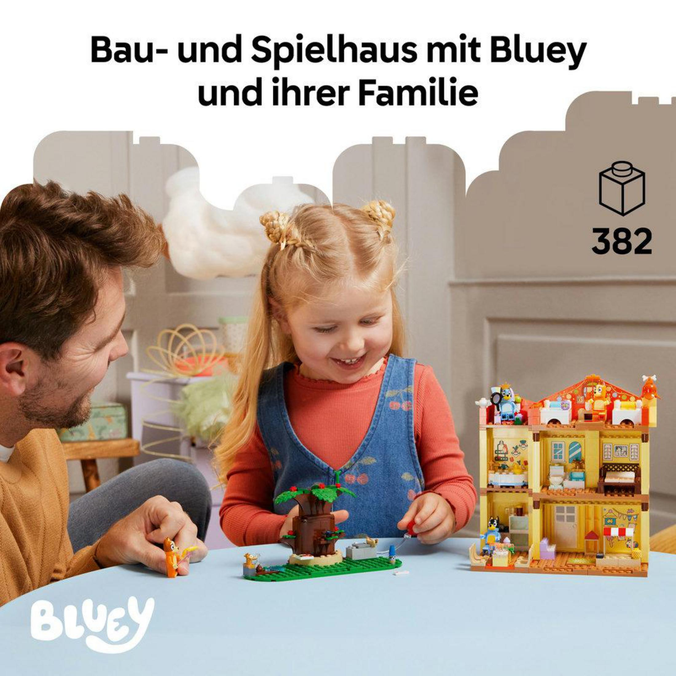 Baba ve kızı Bluey figürleriyle inşa ediyor.