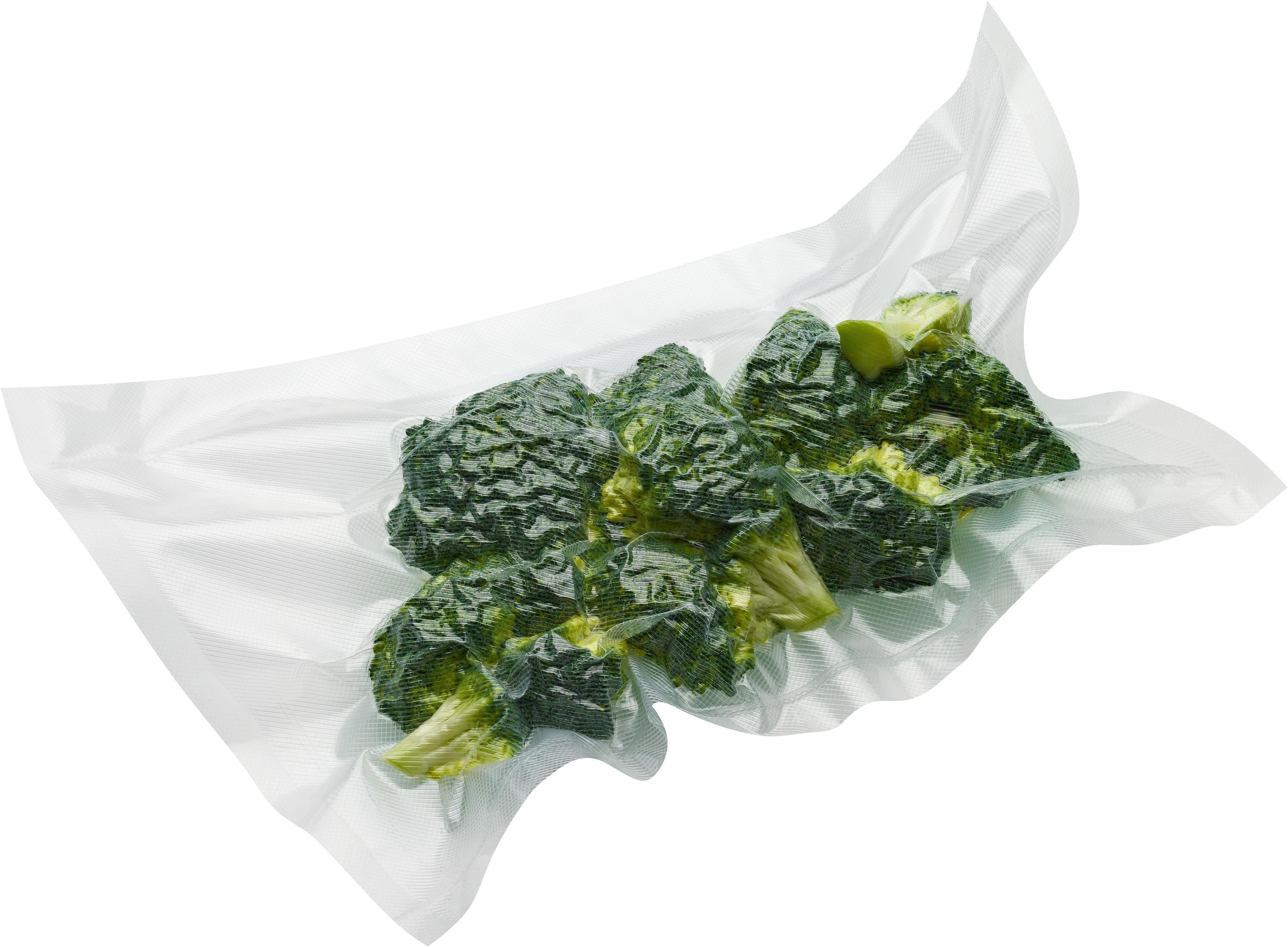 Broccoli verdi in sacchetto sottovuoto, isolati su bianco.