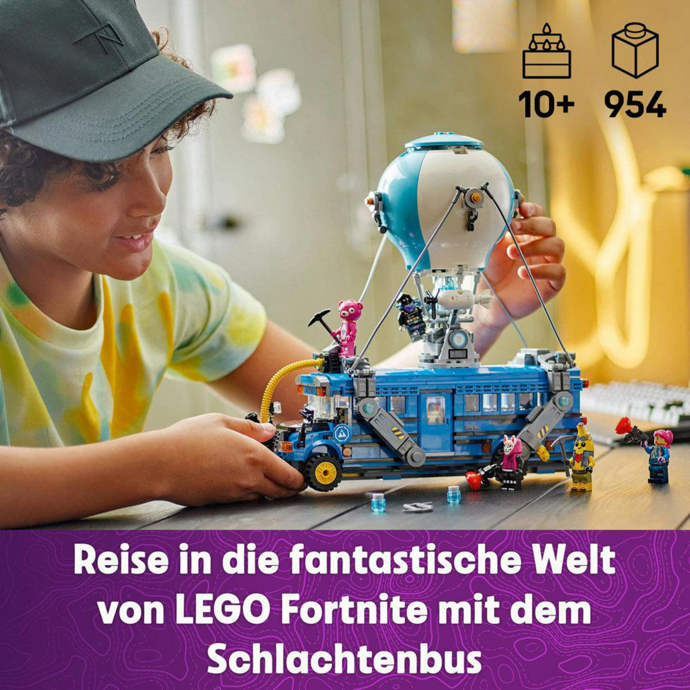 Chłopiec buduje niebieski autobus bojowy LEGO Fortnite z figurkami i balonem.