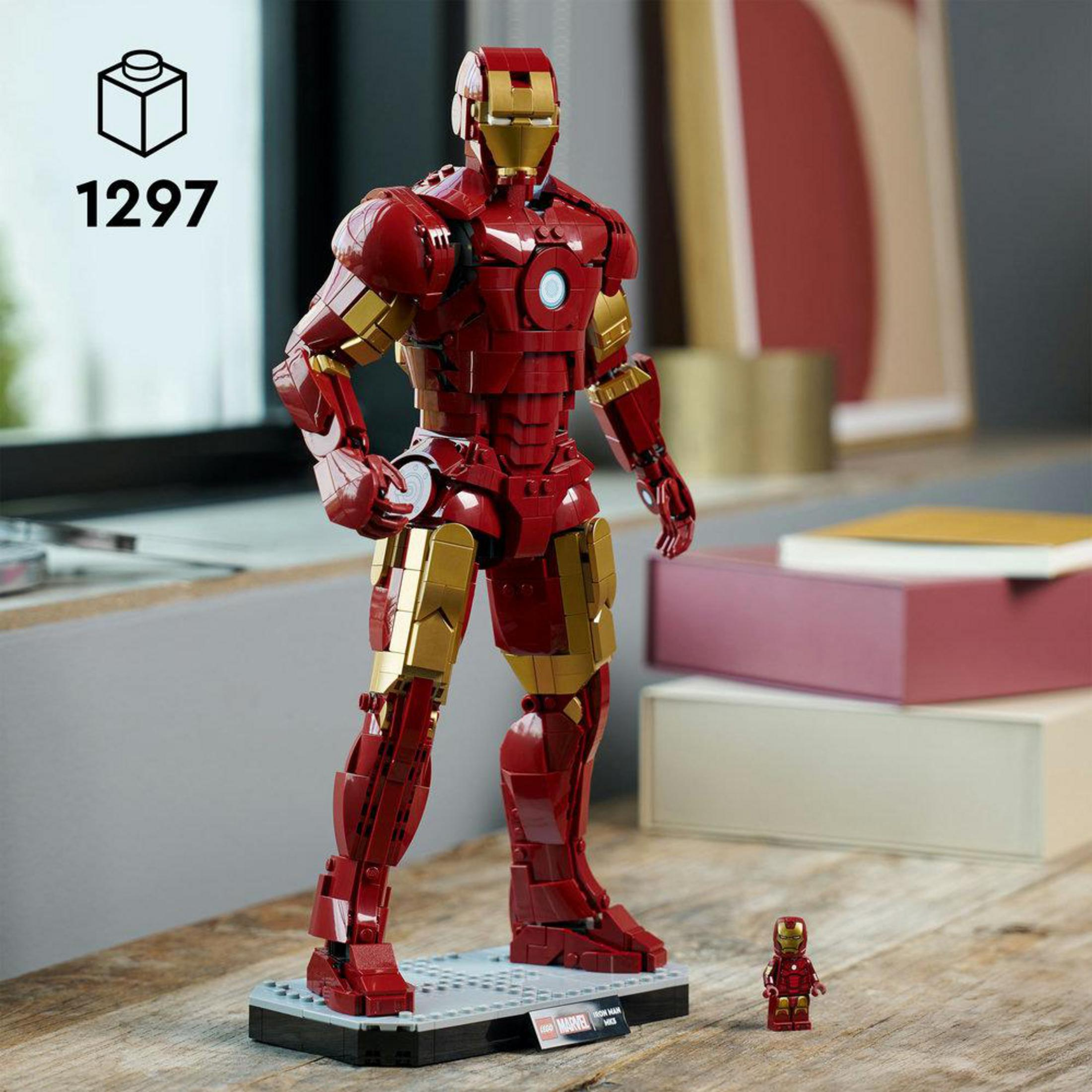 1297 parçalık Lego Iron Man, yanında daha küçük bir Iron Man figürüyle bir kaide üzerinde duruyor.