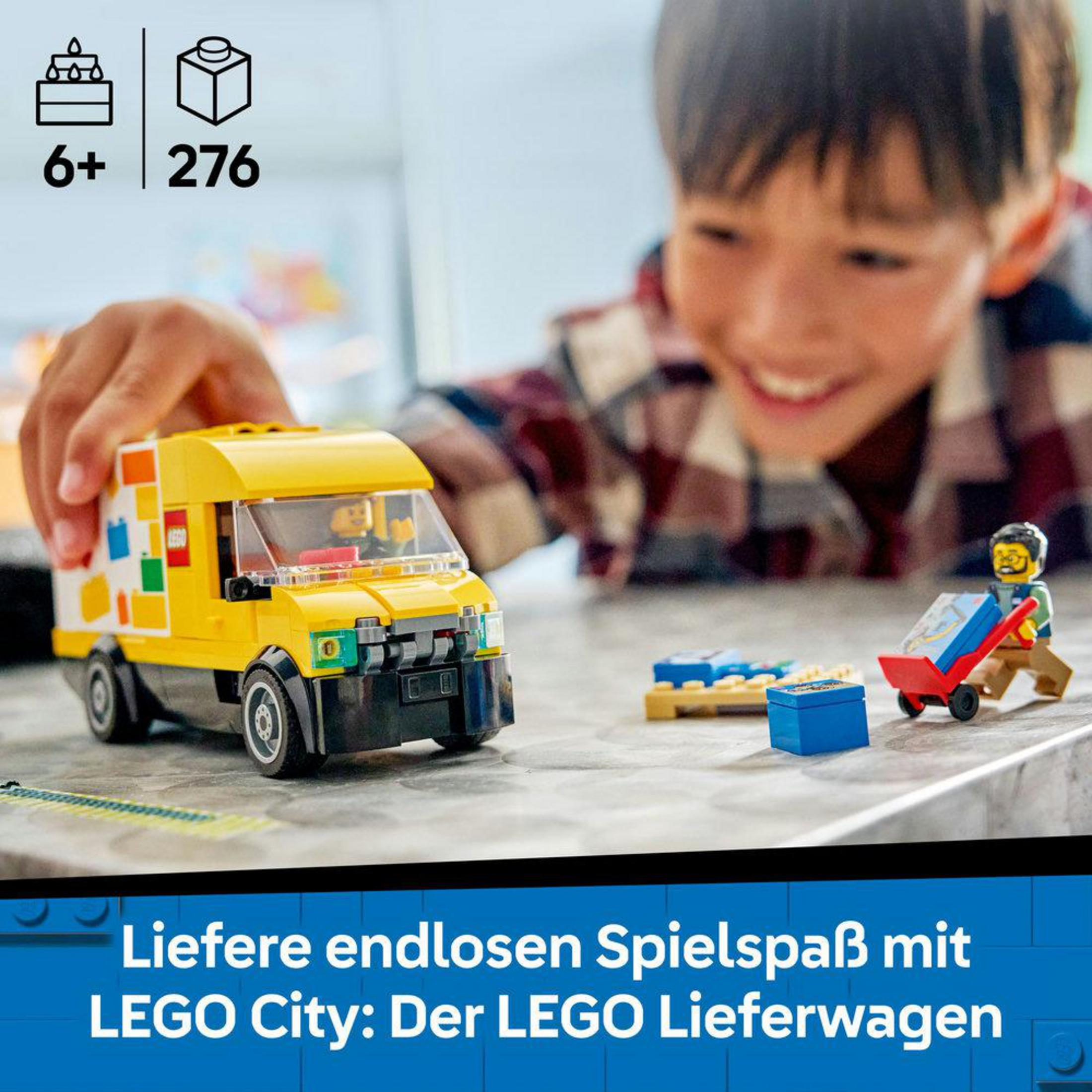 Chłopiec bawi się żółtą ciężarówką LEGO i ludzikiem na wózku.