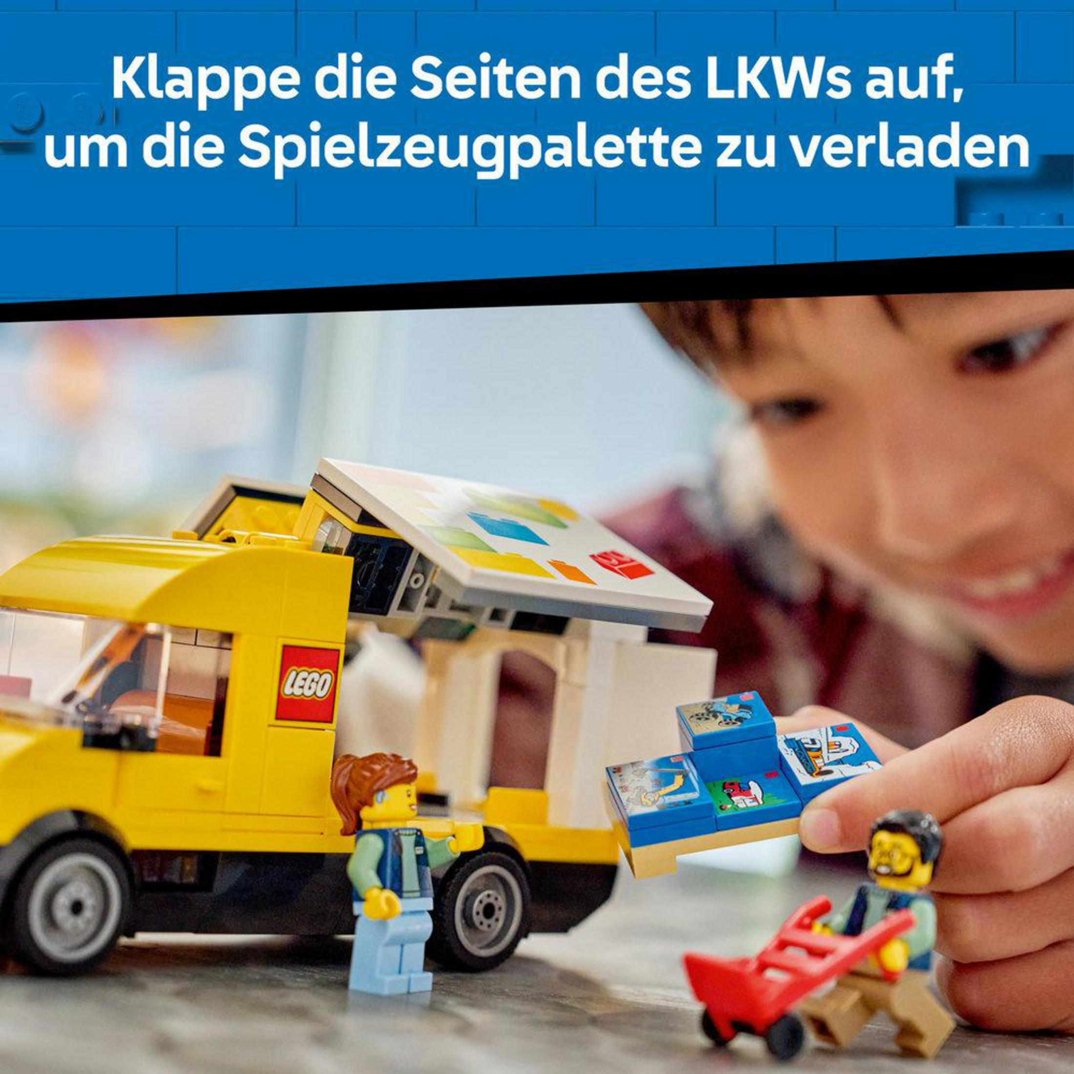 Figurki LEGO ładują paletę do żółtej ciężarówki. Dziecko się bawi.