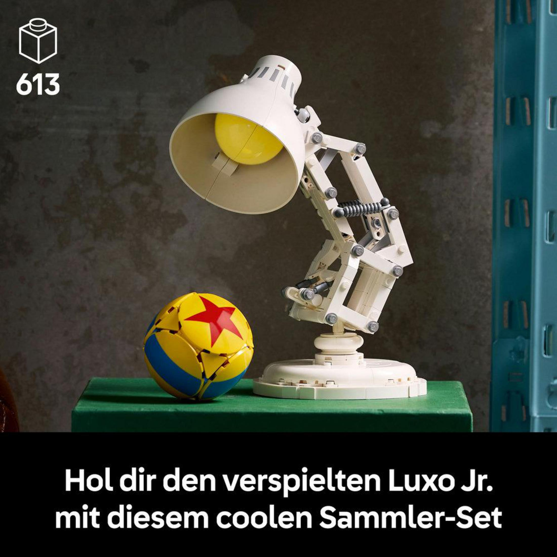Lampa Luxo Jr. i piłka na ciemnym tle.