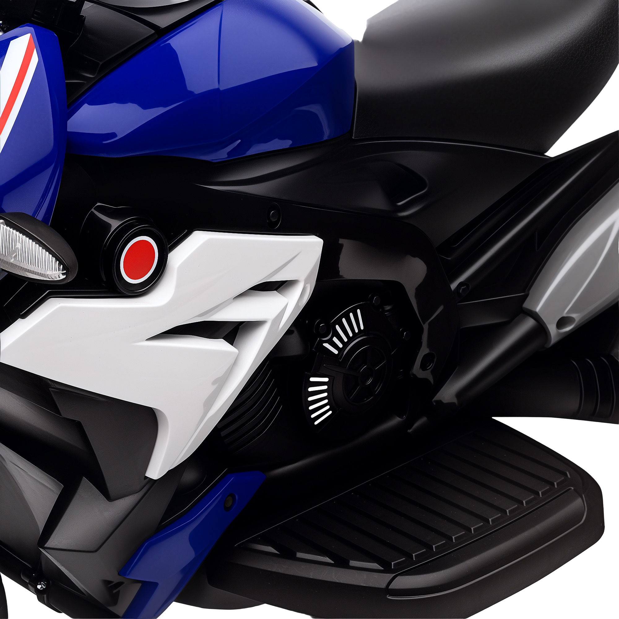 Primer plano de una motocicleta de juguete azul, blanca y negra con detalles rojos.