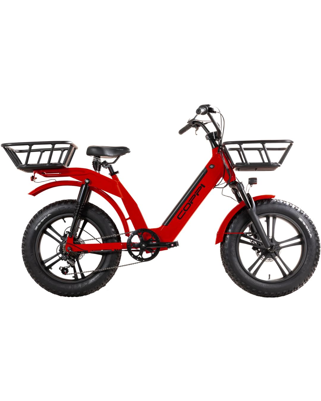 Una e-bike rossa con gomme larghe e due portapacchi neri.