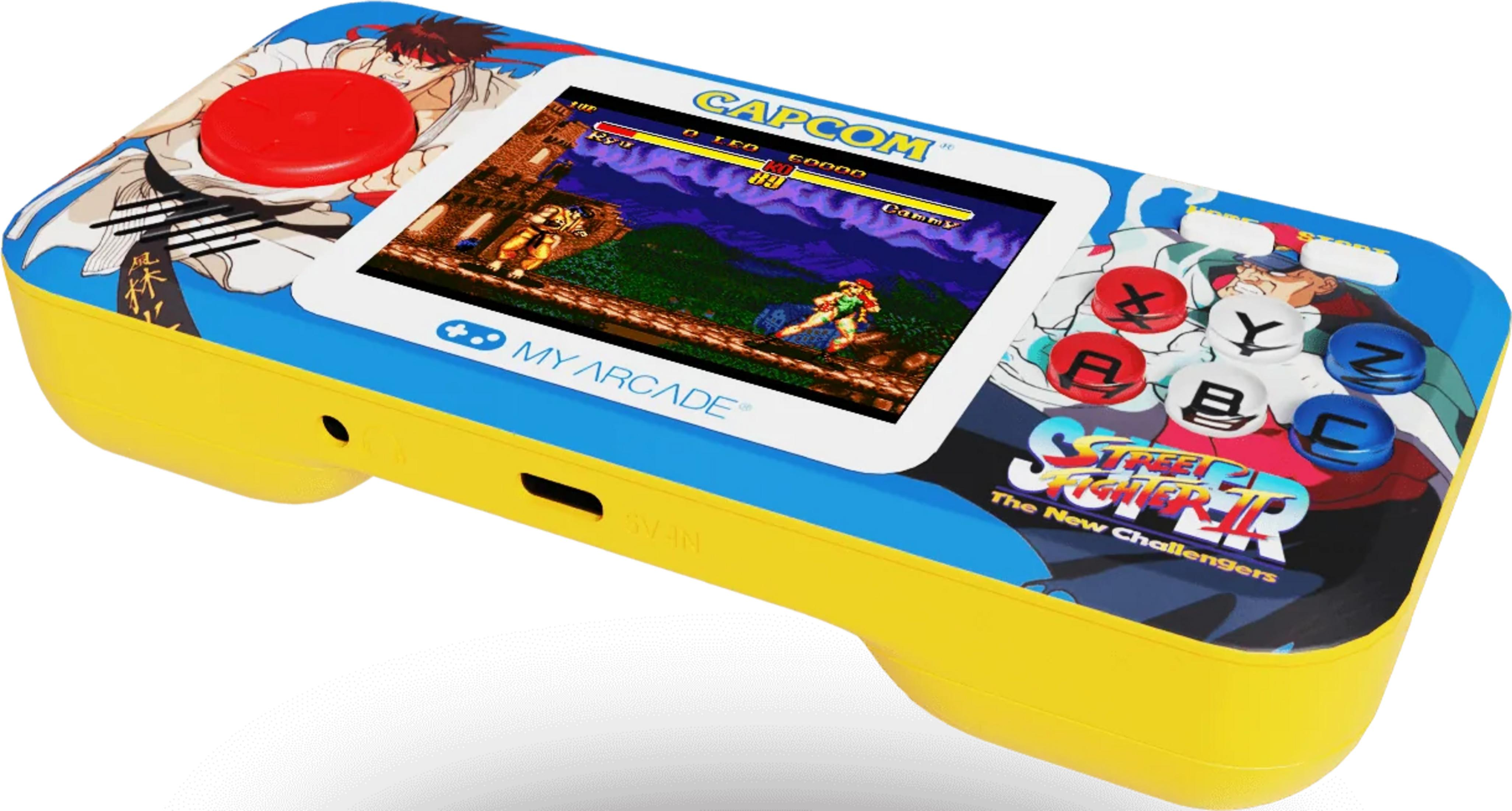 Een geel handheld arcadeapparaat met Street Fighter-kunst en een actief spelscherm.