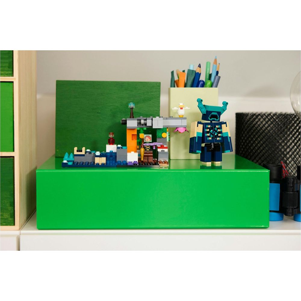 Zestaw Lego Minecraft z postaciami na zielonym pudełku. Zawiera figurkę Wardena.