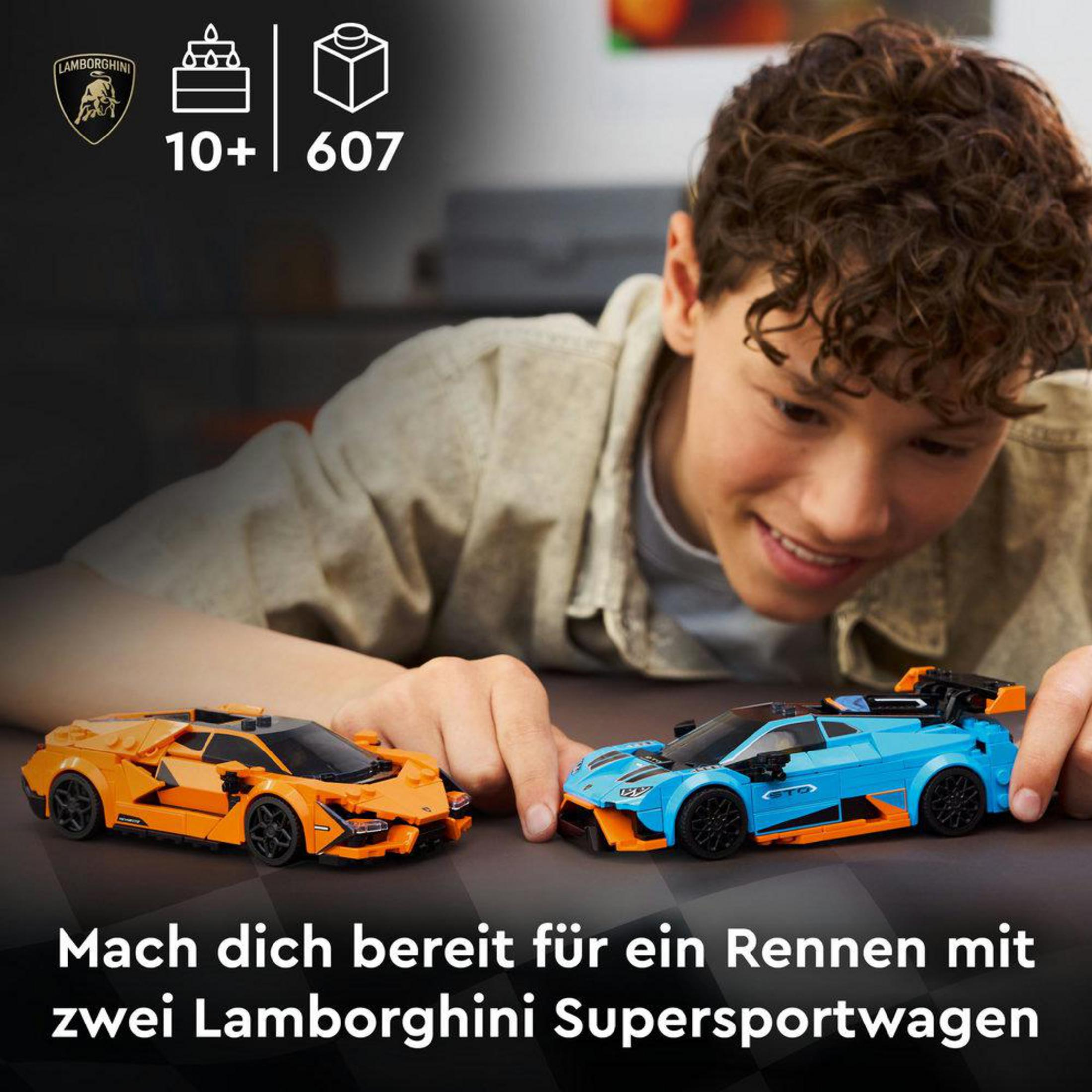 Chłopiec buduje dwa sportowe samochody Lamborghini z Lego, jeden pomarańczowy i jeden niebieski.
