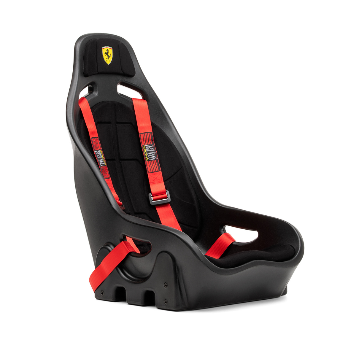 Sedile da corsa nero con cinture rosse e logo Ferrari.