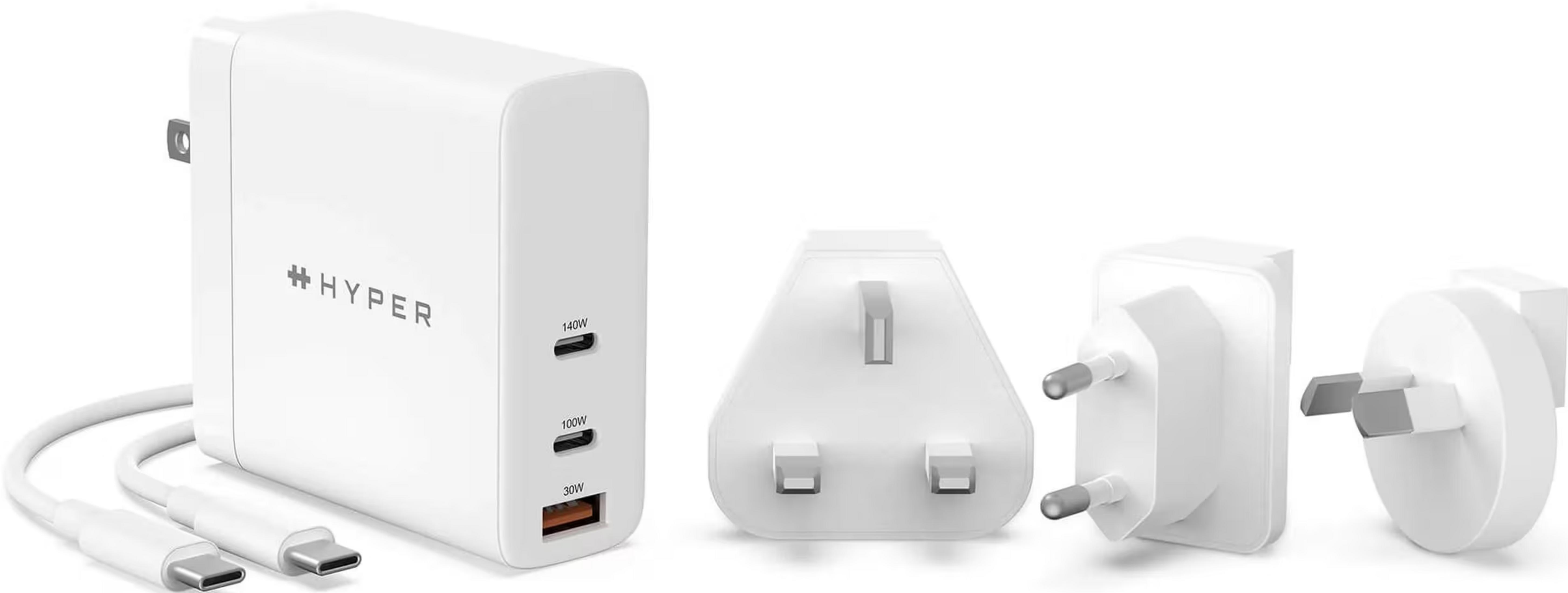 Cargador Hyper blanco con 3 puertos USB-C y 3 adaptadores de viaje.