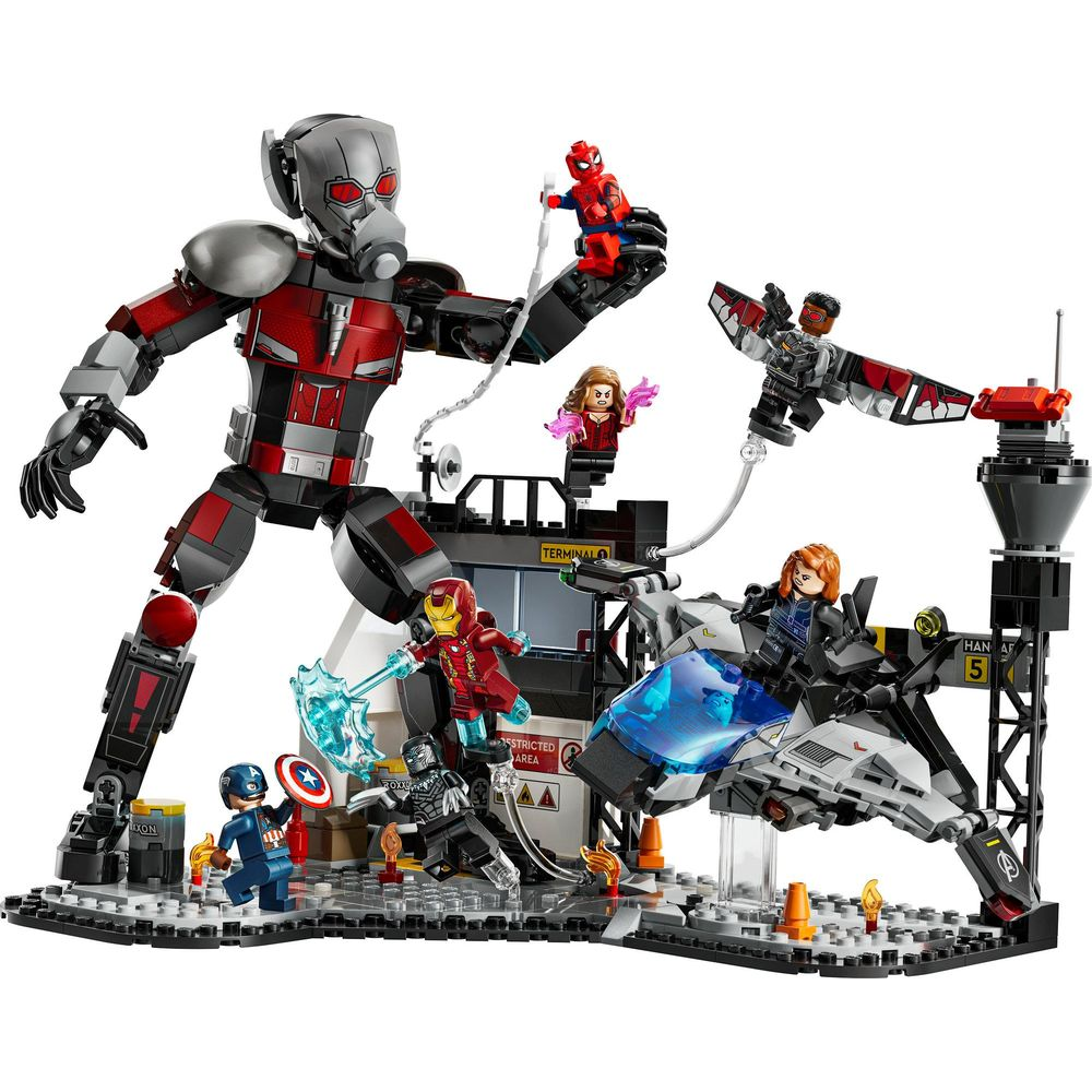 Figurki Lego walczą w terminalu: Ant-Man, Spider-Man, Iron Man, Kapitan Ameryka, Czarna Wdowa, Falcon.