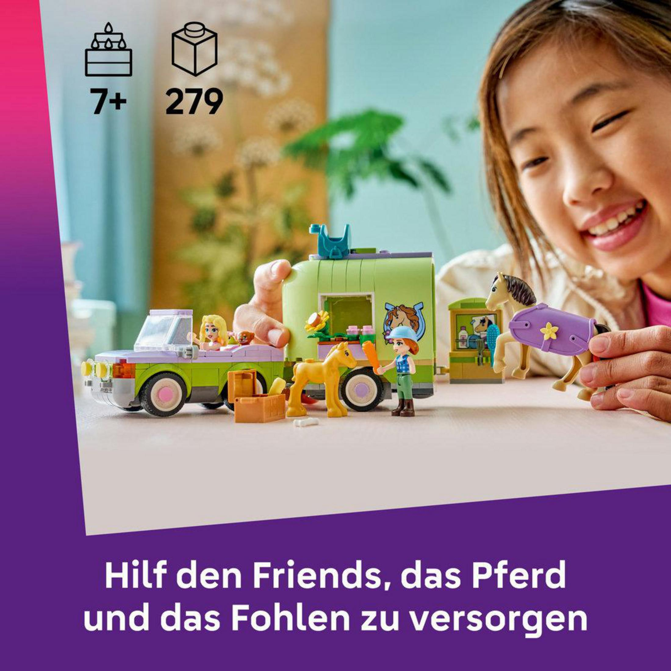 Kız, Lego Friends at treyleri ve figürleriyle oynuyor.