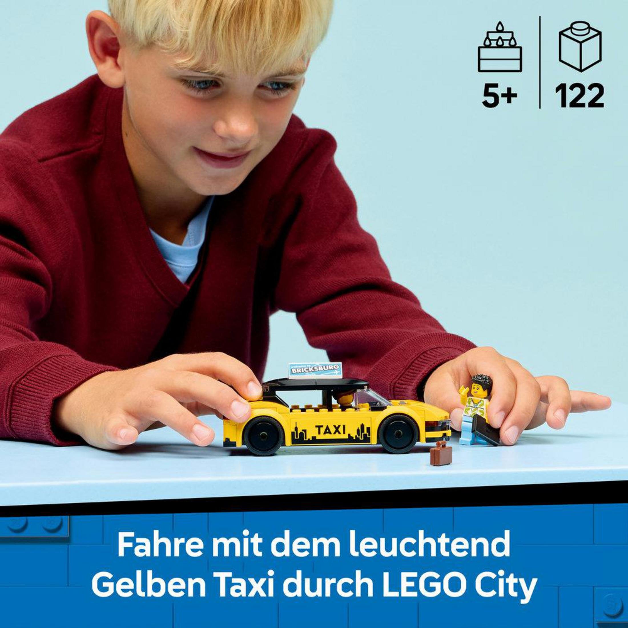 Chłopiec buduje żółtą taksówkę LEGO z postacią i walizką.