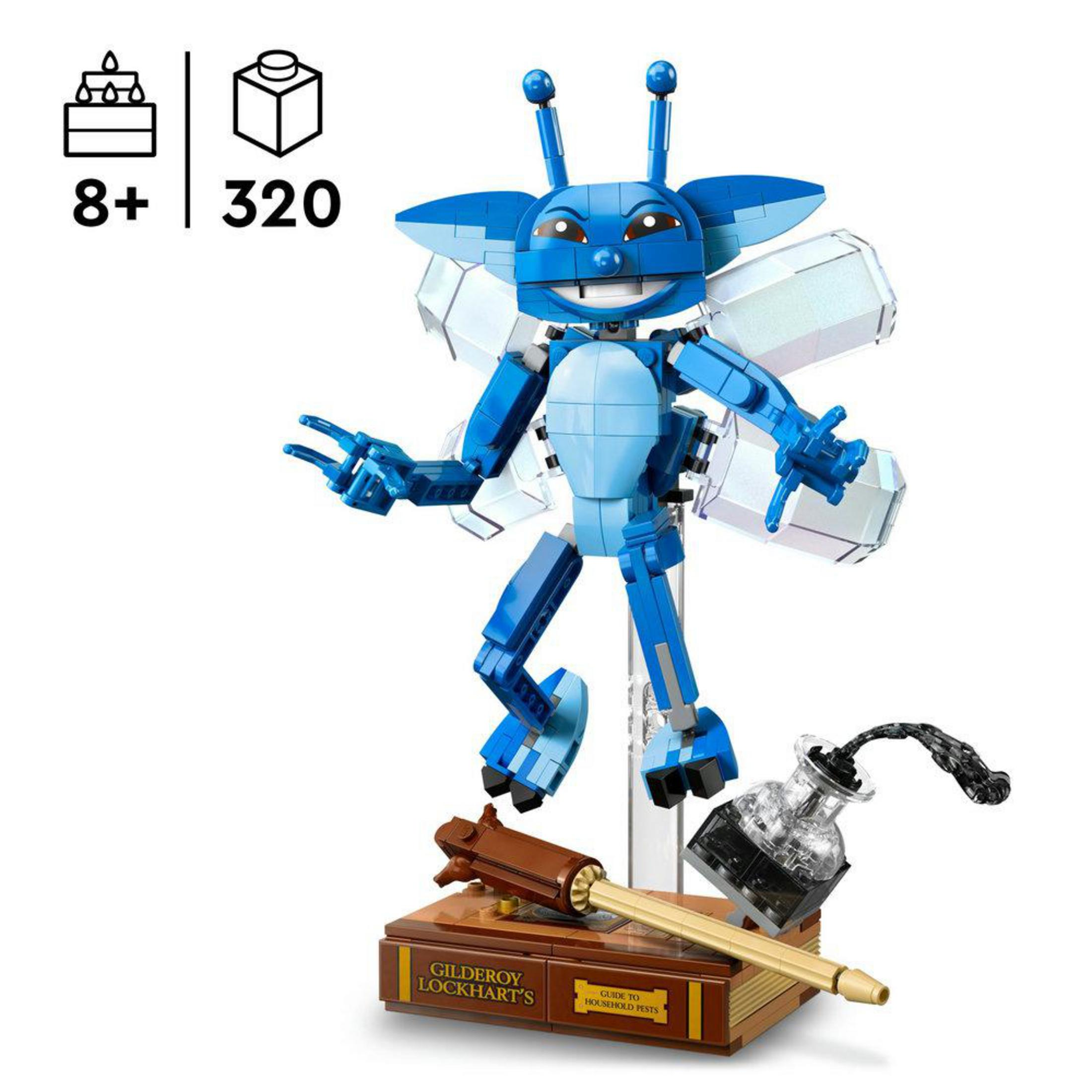 Niebieska postać Lego ze skrzydłami, książką, piórem i kałamarzem.