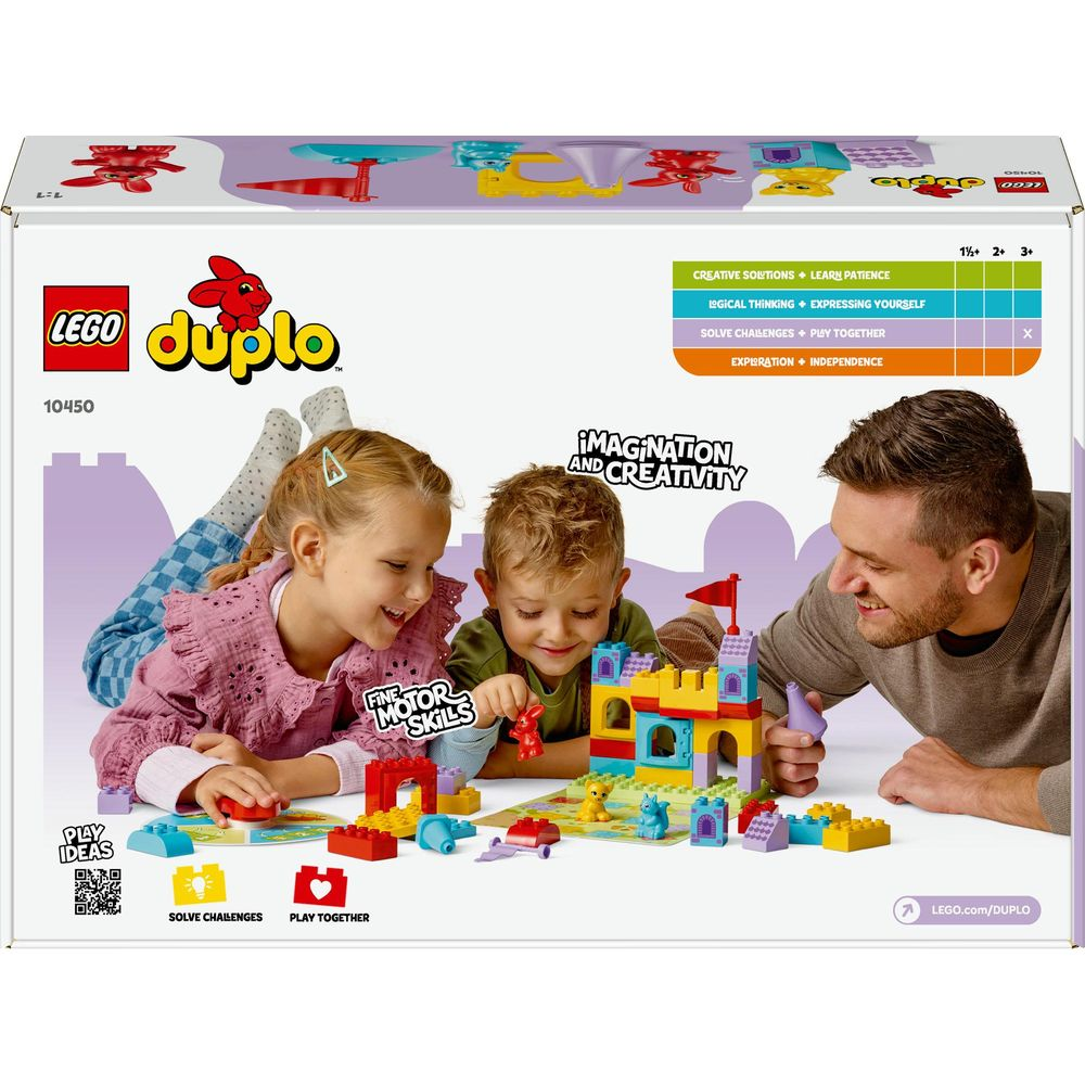 Rodzina bawi się kolorowymi klockami Lego Duplo. Dziewczynka i chłopiec budują zamek z mężczyzną.