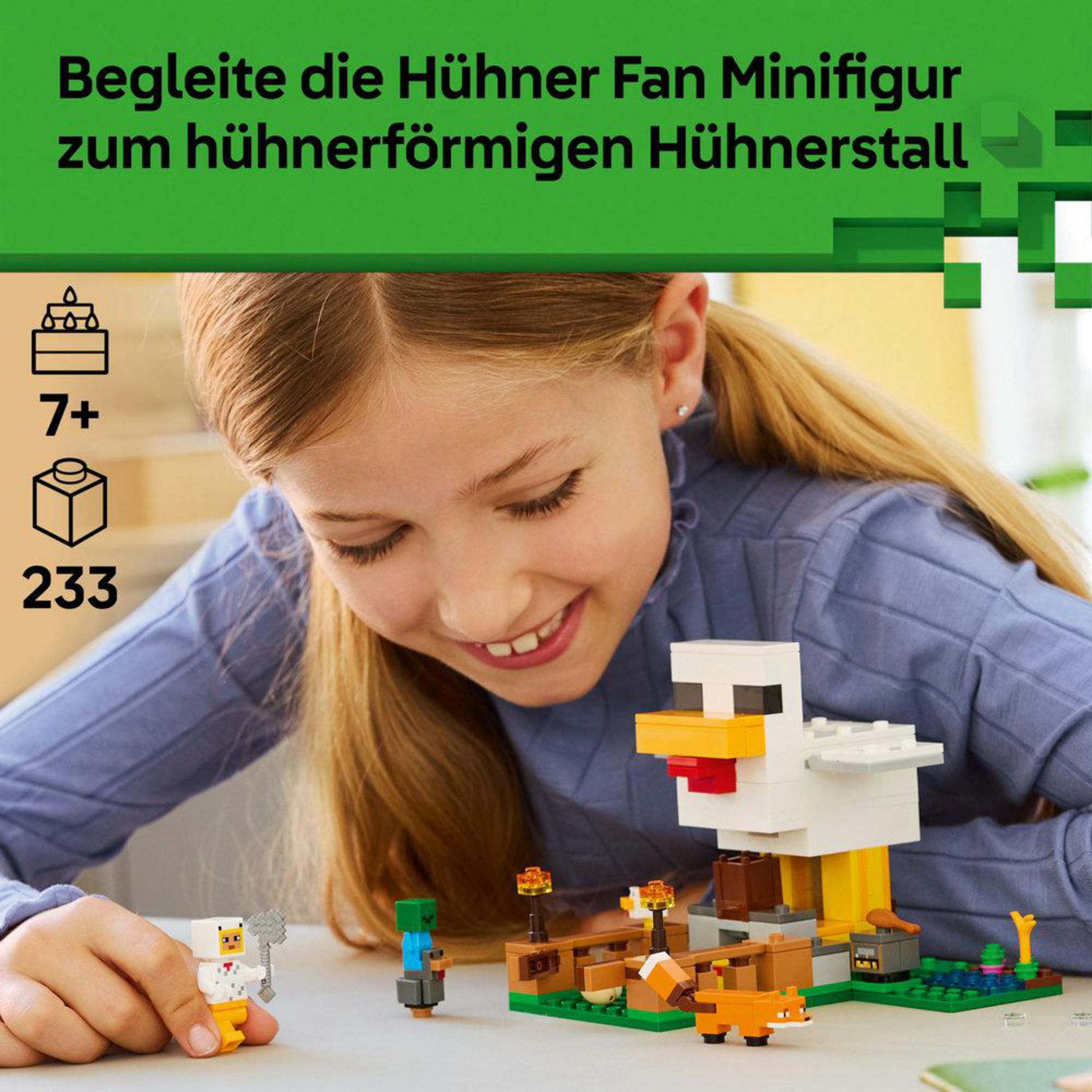 Dziewczynka bawi się figurkami Lego i zestawem kurnika.