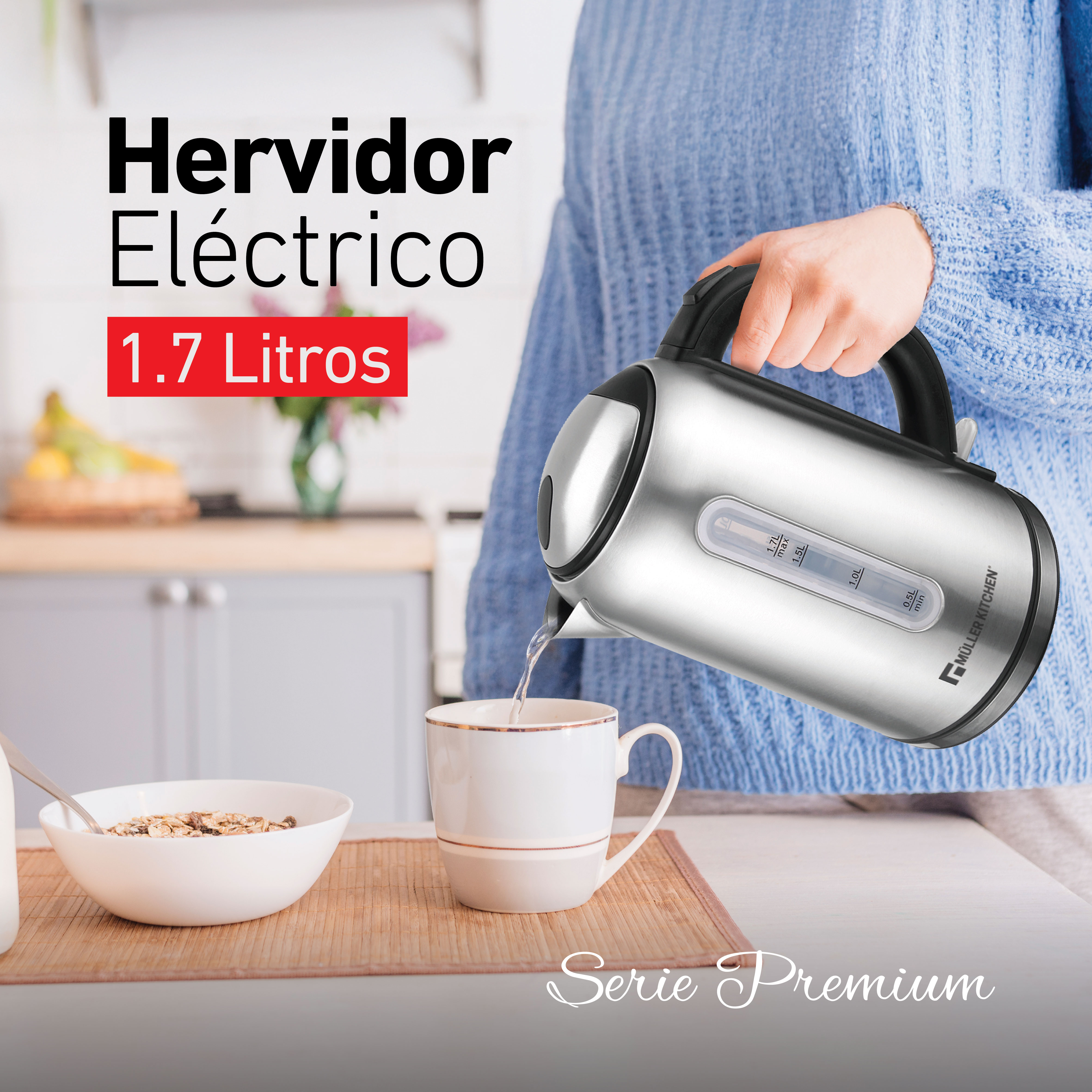 Una persona vierte agua de una tetera plateada en una taza. Tazón de cereales cerca.