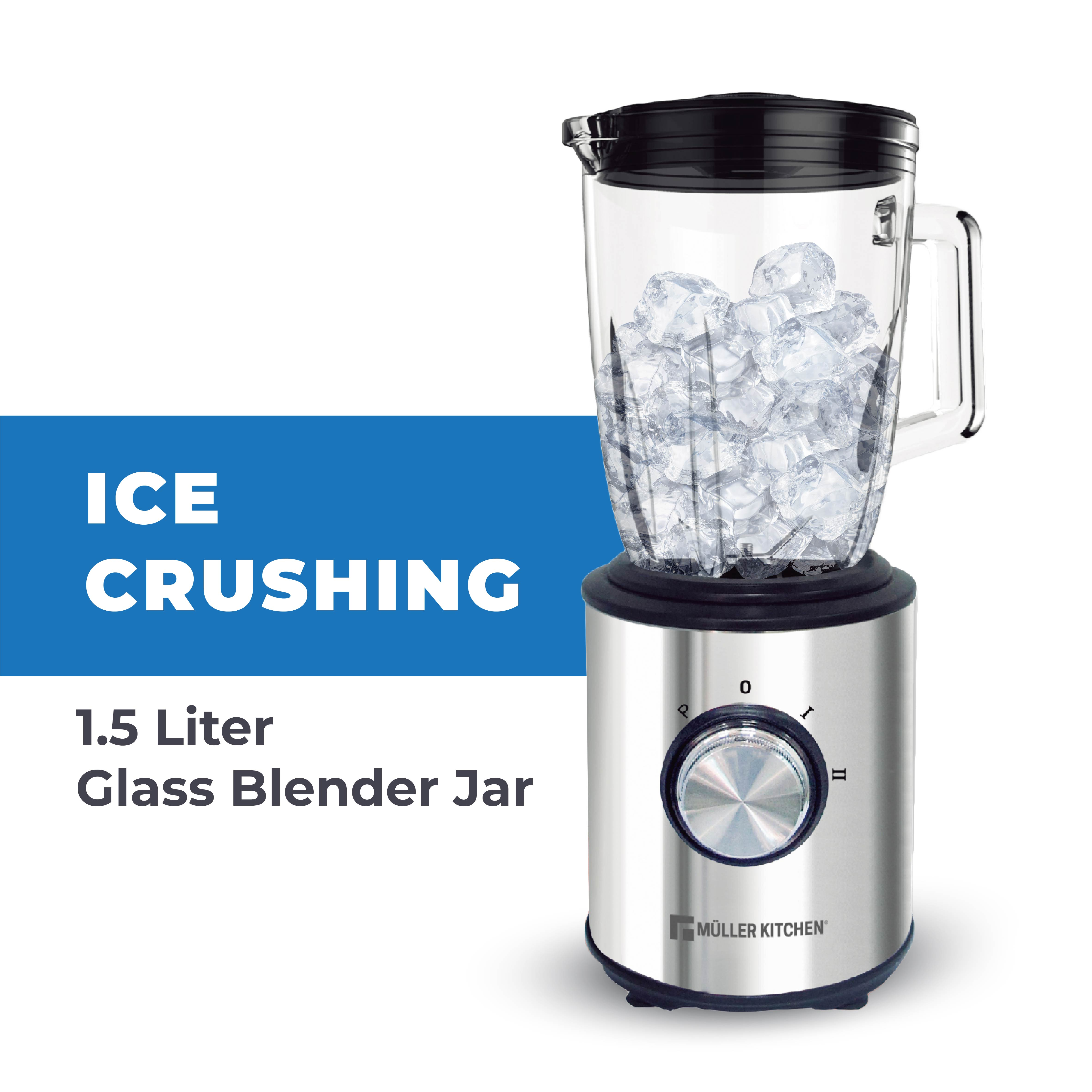 Una licuadora plateada con un vaso de vidrio lleno de cubitos de hielo.