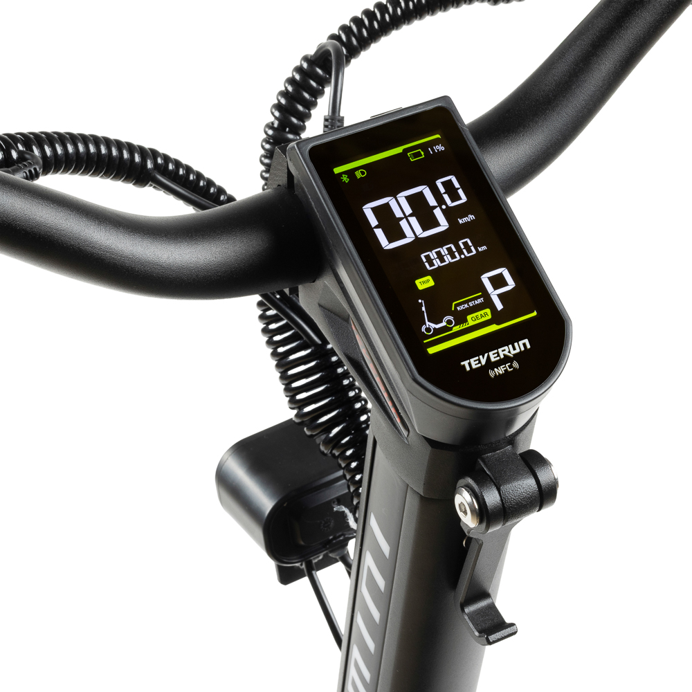 Display eines E-Scooters mit Geschwindigkeit, Kilometerstand und Akkuanzeige.